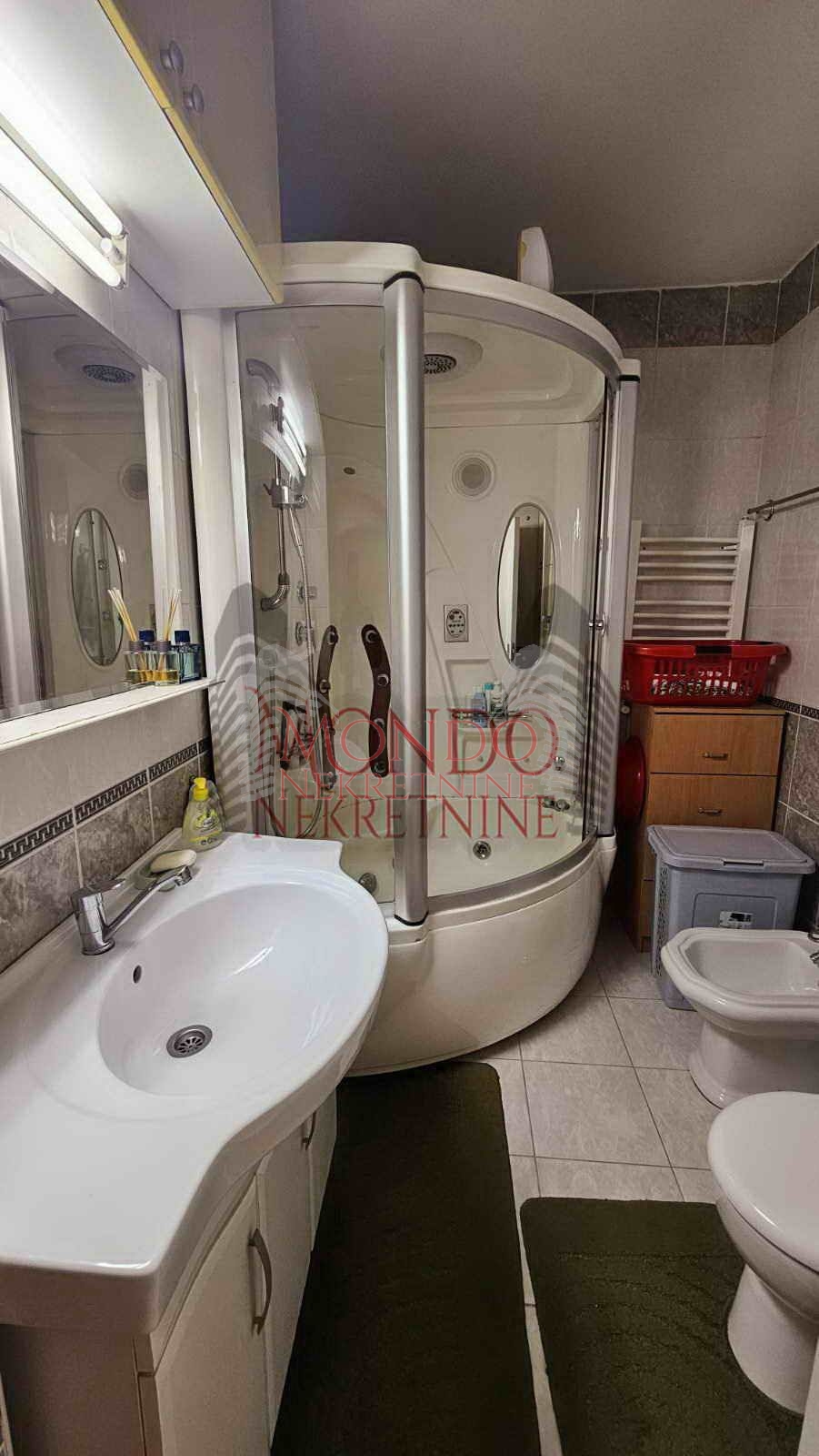 Trosoban stan 78m2 u poslovnom komplesu Magdon.