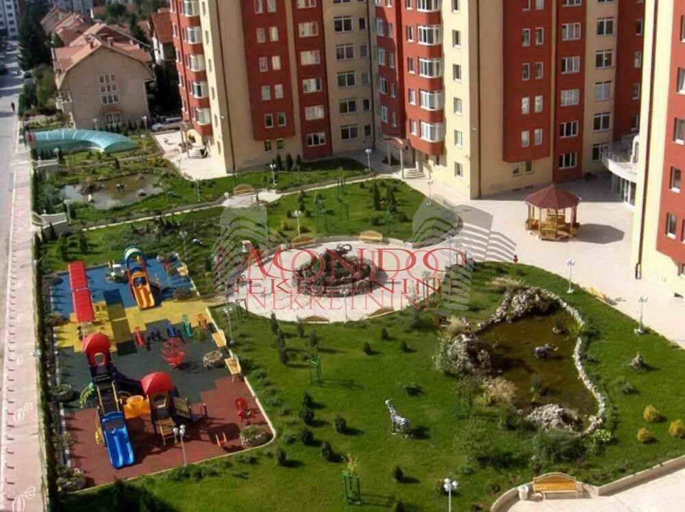 Trosoban stan 78m2 u poslovnom komplesu Magdon.