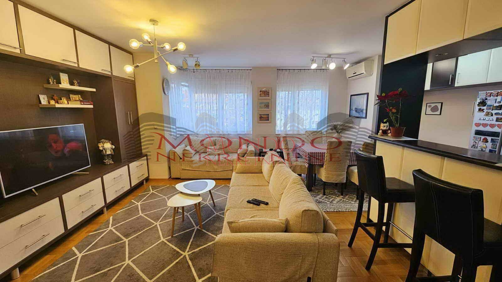 Trosoban stan 78m2 u poslovnom komplesu Magdon.