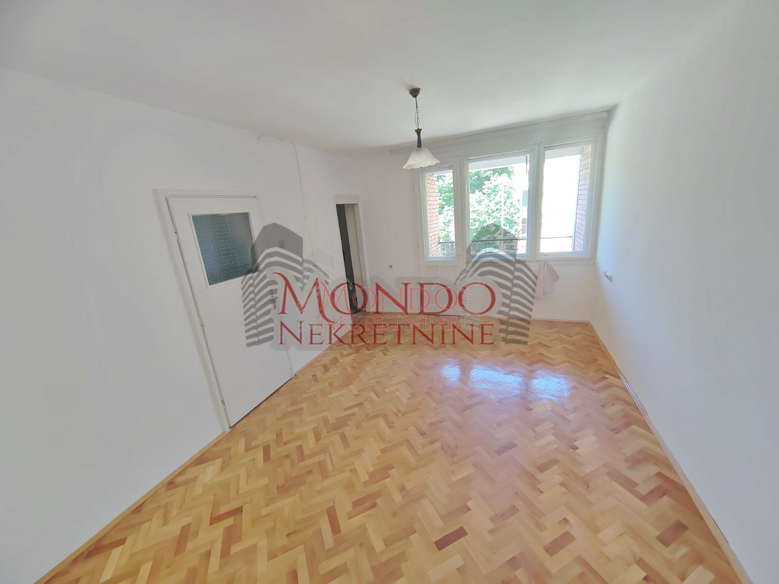 Izdaje se dvosoban nenamešten  stan