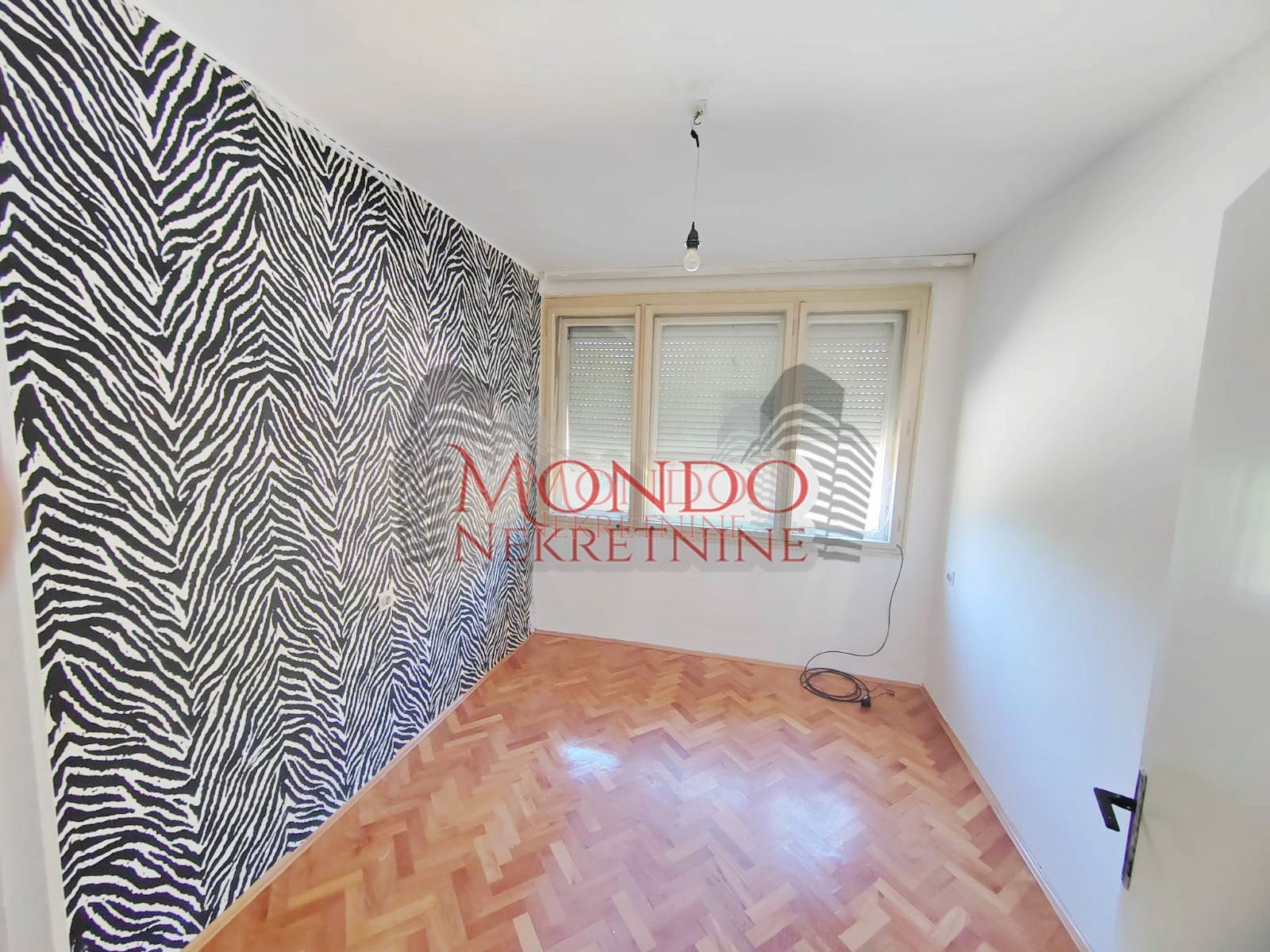 Izdaje se dvosoban nenamešten  stan