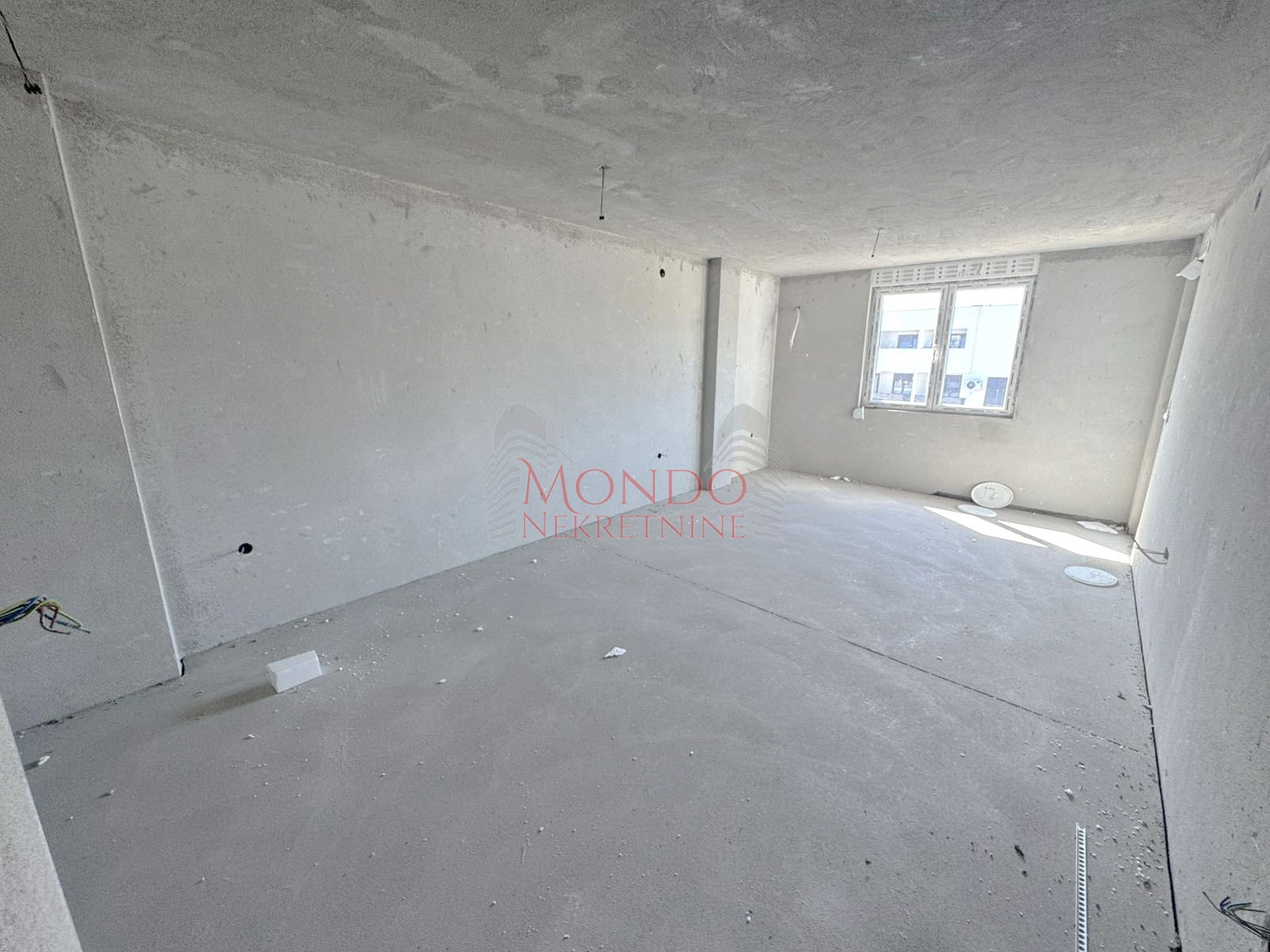 Dvoiposoban nov stan na Panteleju kod ART Caffea