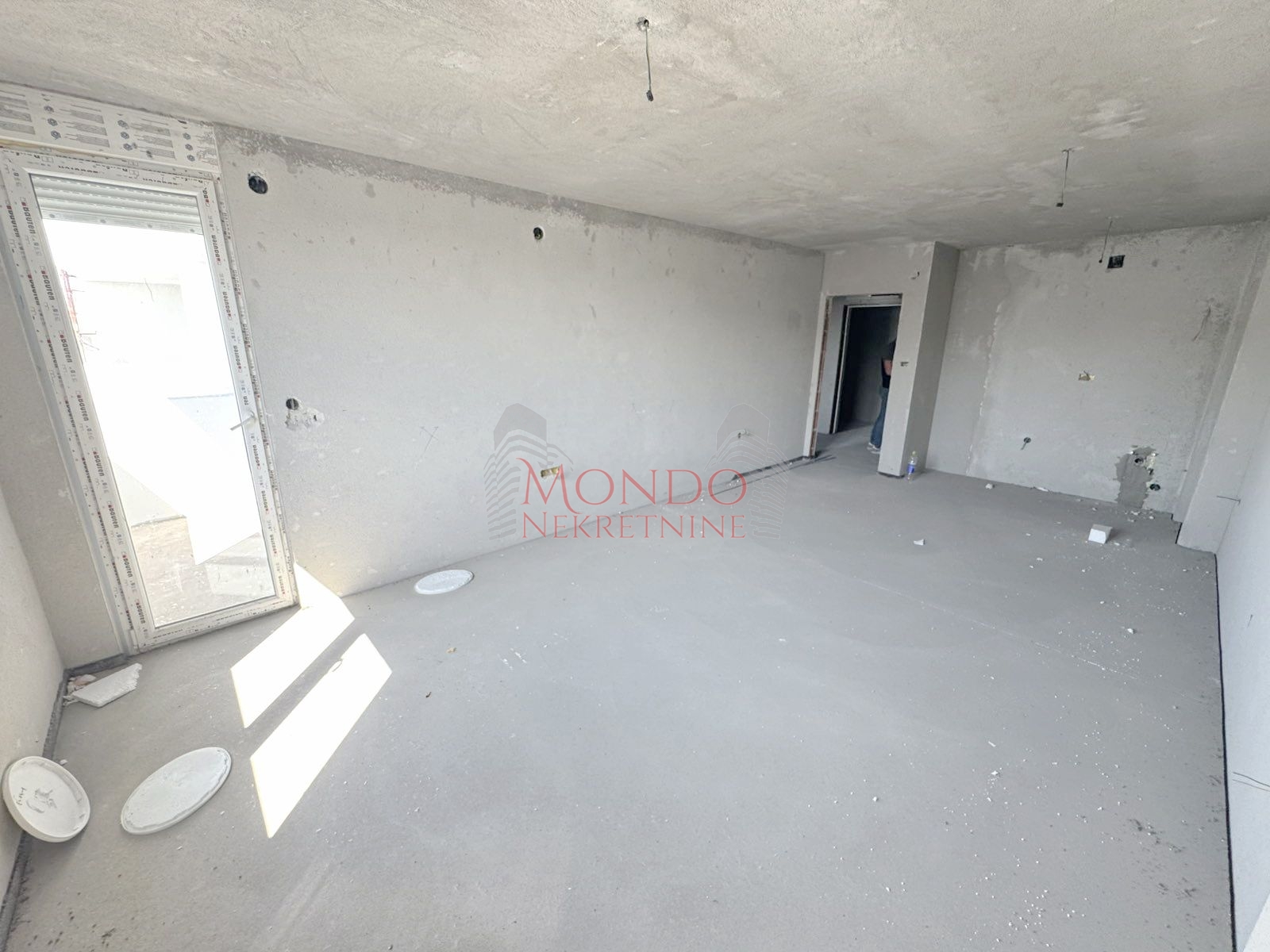 Dvoiposoban nov stan na Panteleju kod ART Caffea