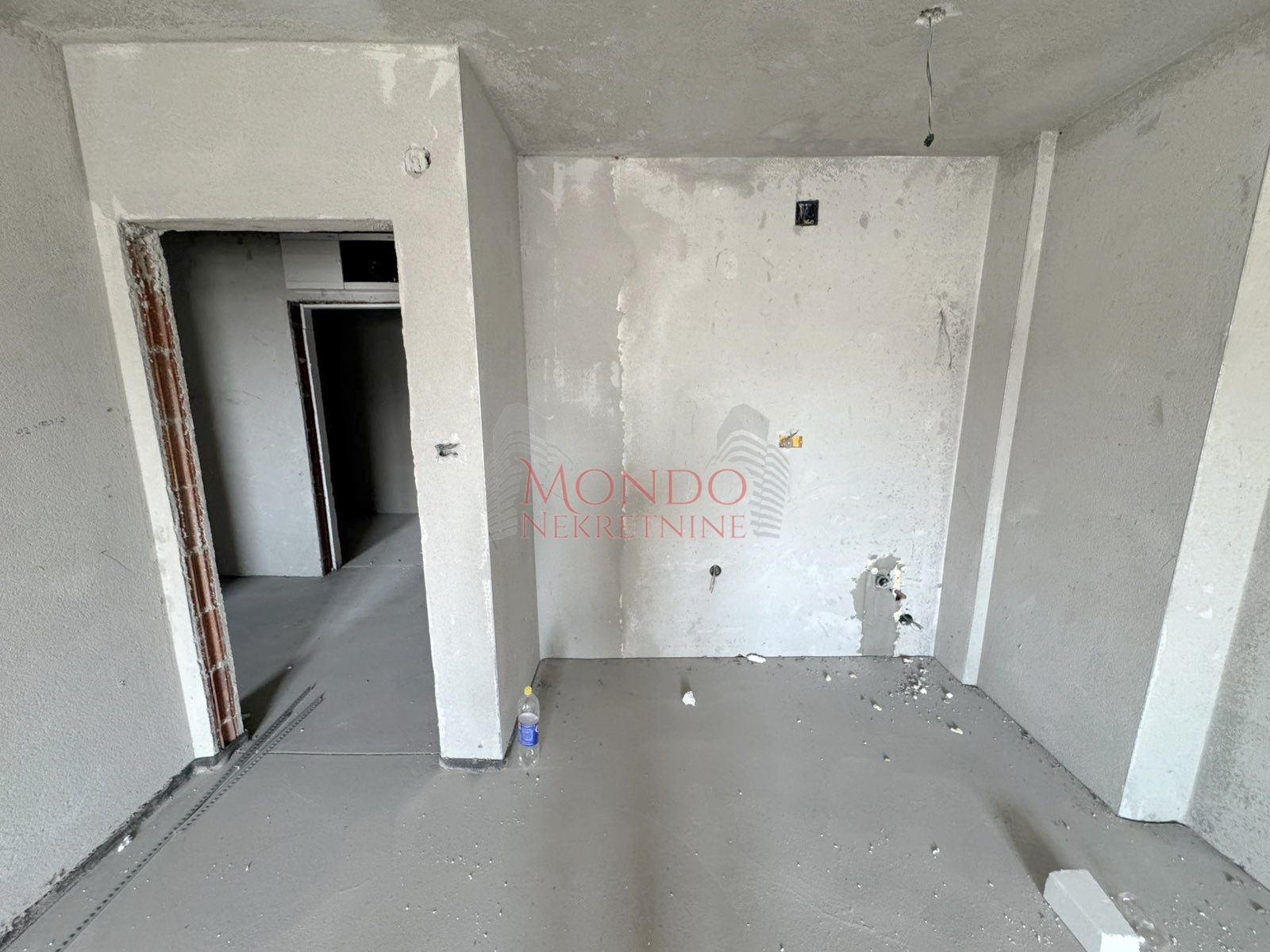 Dvoiposoban nov stan na Panteleju kod ART Caffea