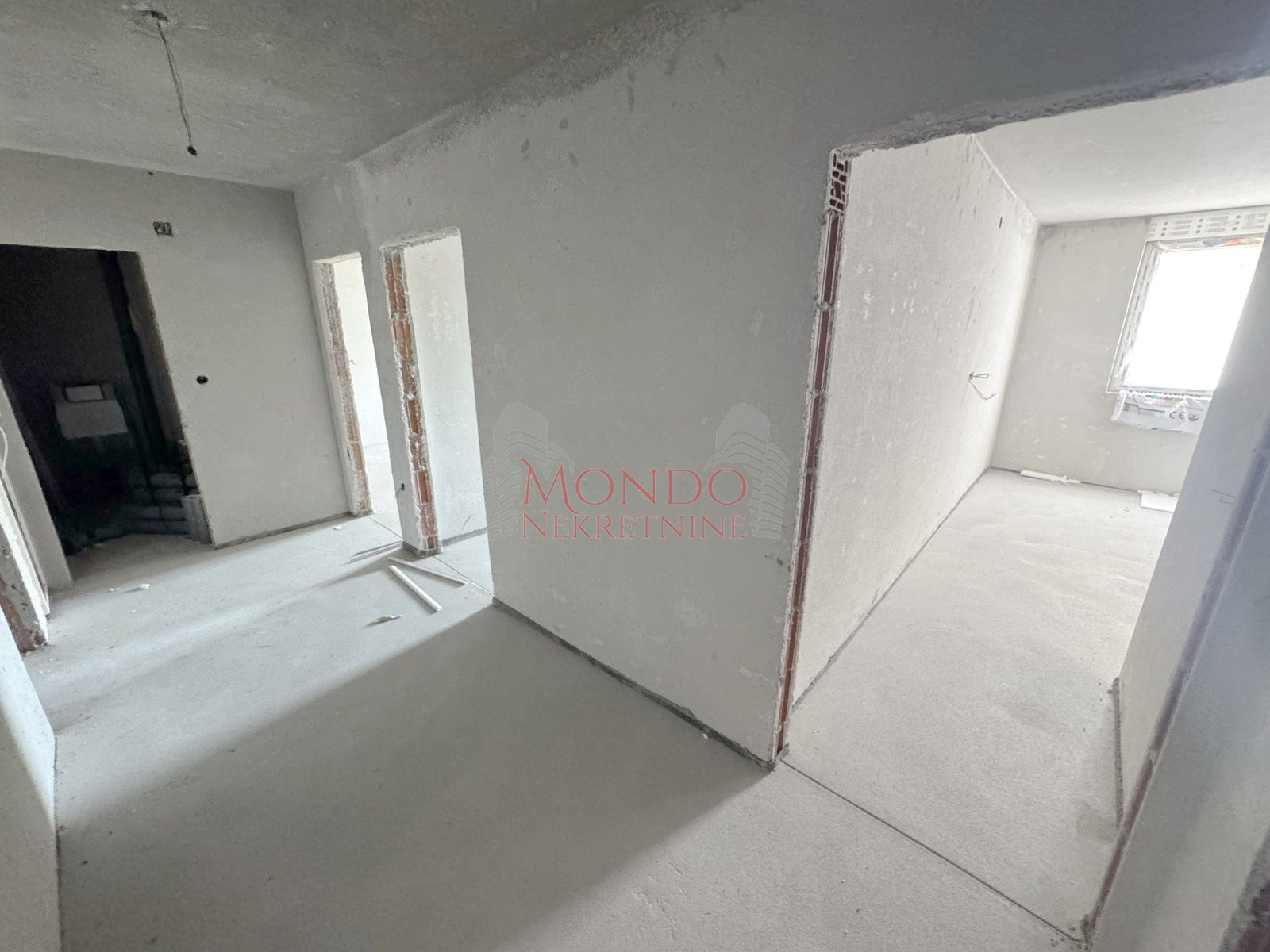 Dvoiposoban nov stan na Panteleju kod ART Caffea