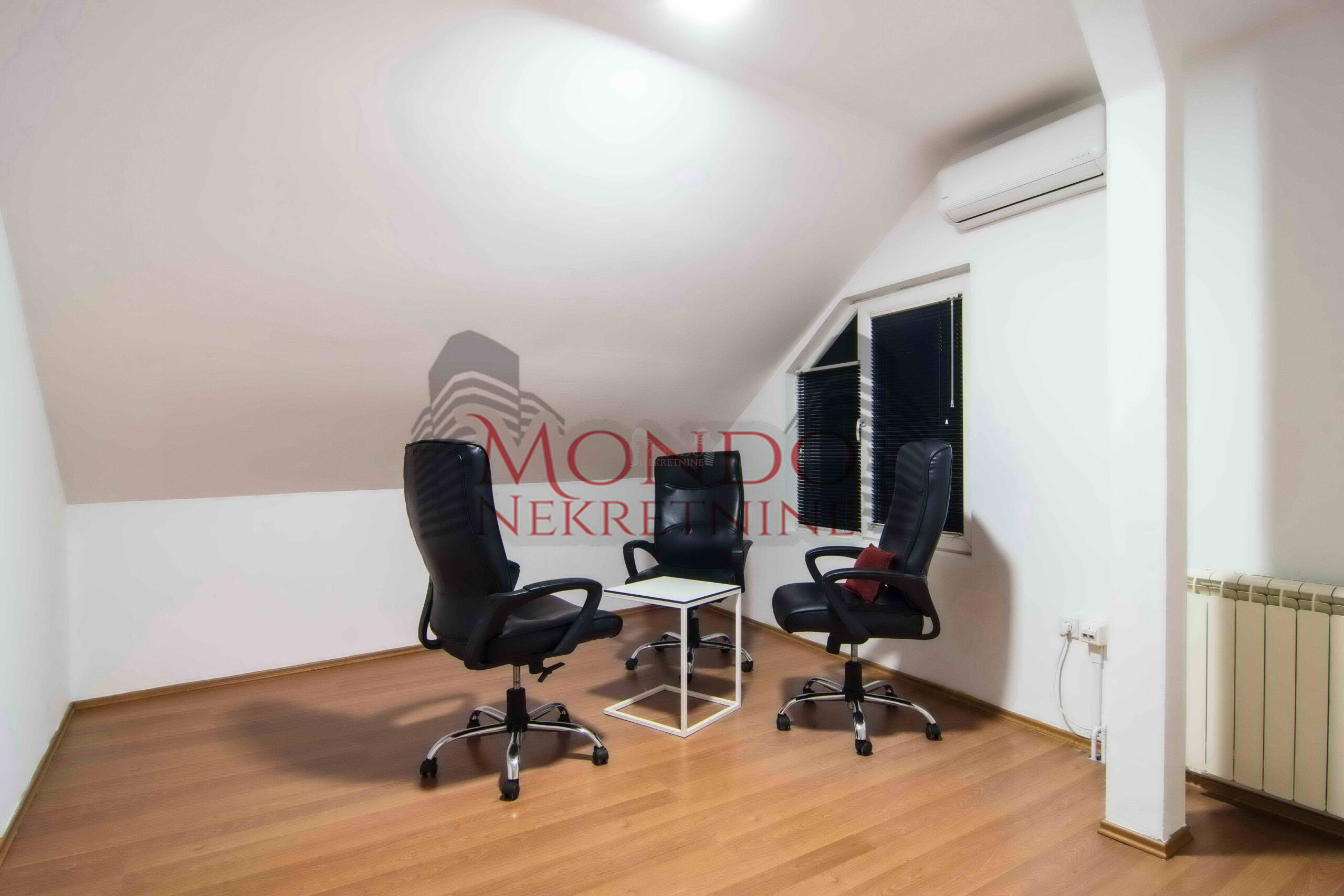 Izdaje se odlican kancelarijski poslovni prostor u centru grada kod Doma zdravlja!