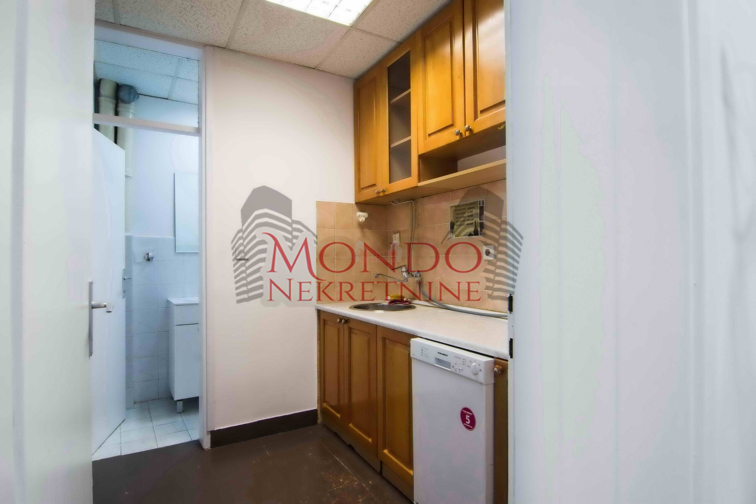 Izdaje se odlican kancelarijski poslovni prostor u centru grada kod Doma zdravlja!