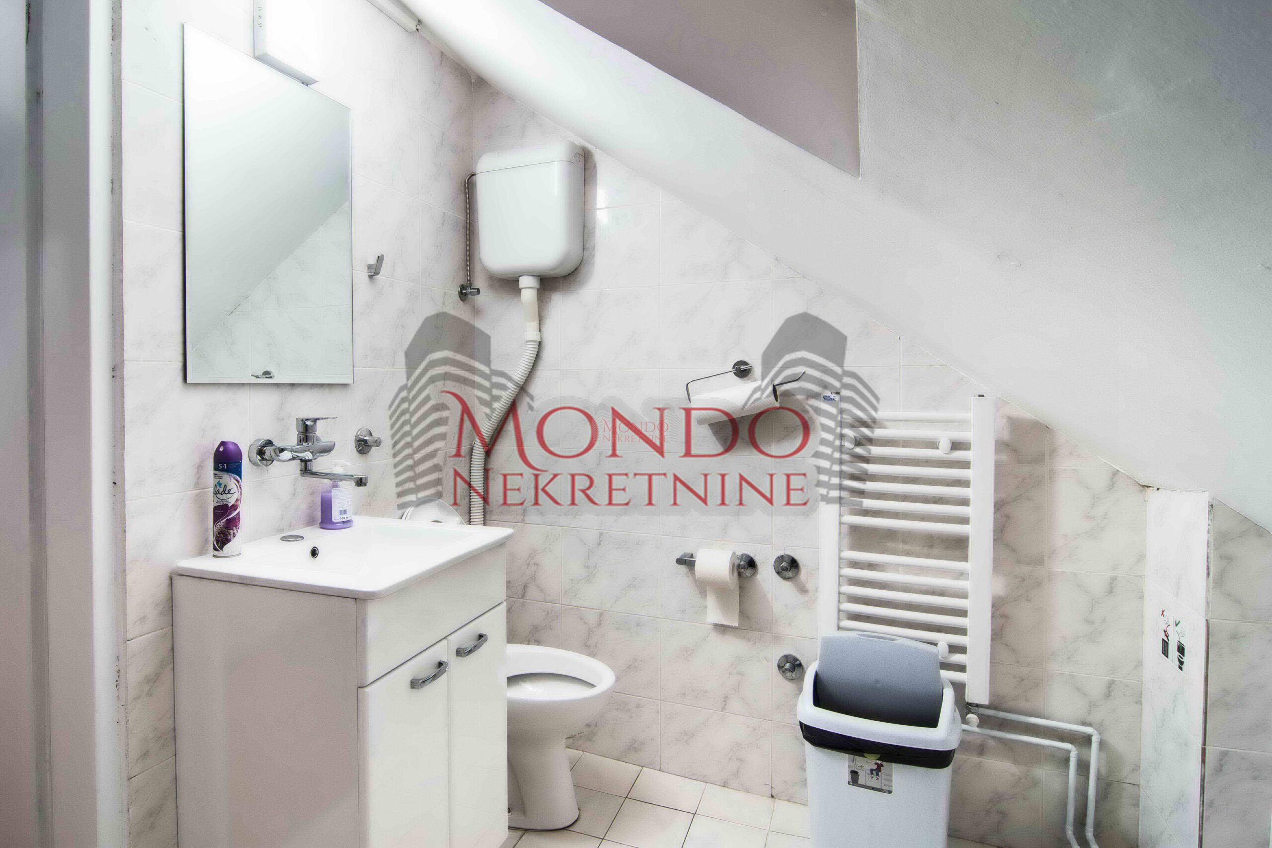 Izdaje se odlican kancelarijski poslovni prostor u centru grada kod Doma zdravlja!