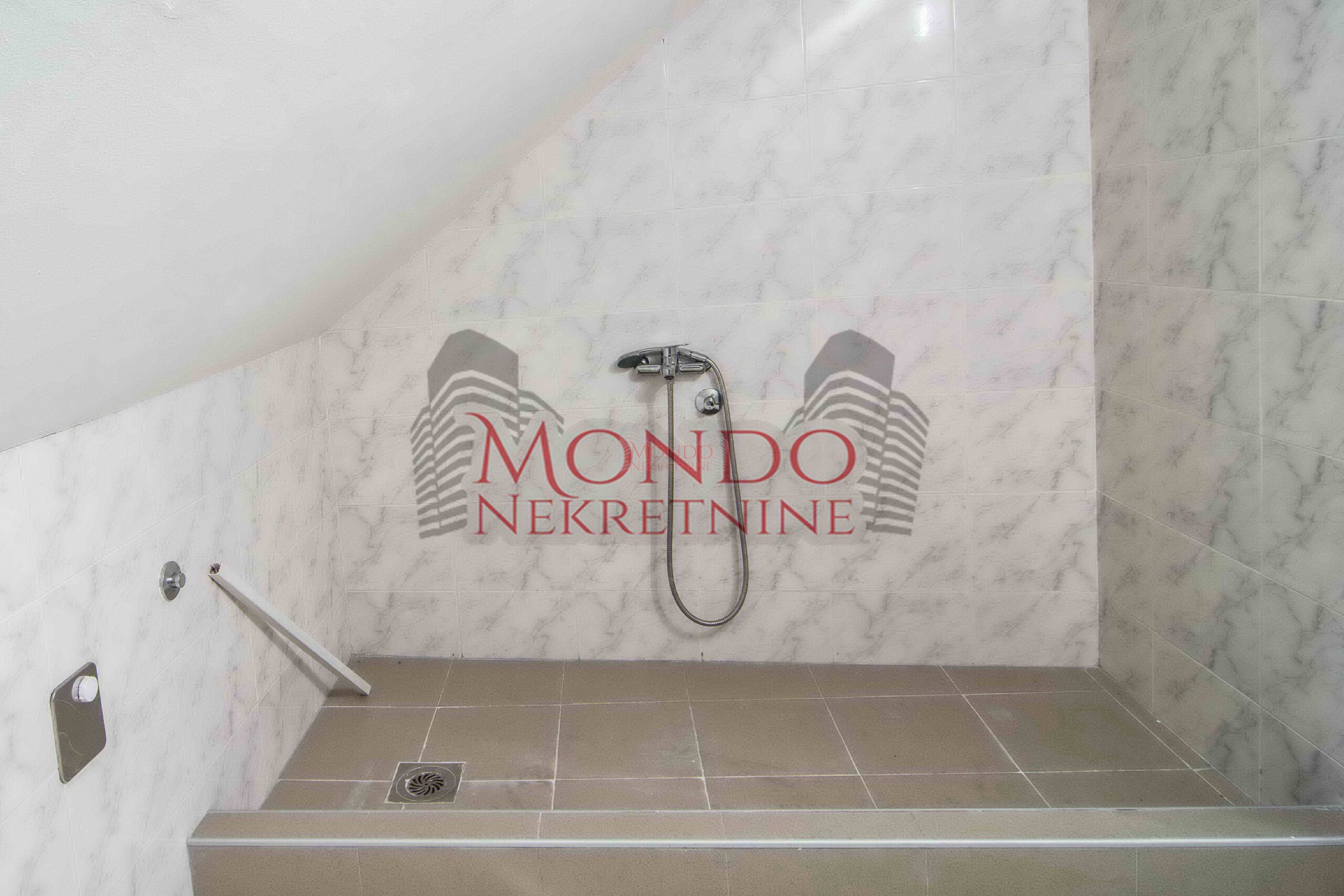 Izdaje se odlican kancelarijski poslovni prostor u centru grada kod Doma zdravlja!