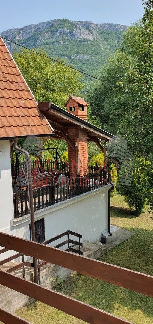 Na prodaju vikendica u vikend naselju Sicevo sa pogledon na klisuru