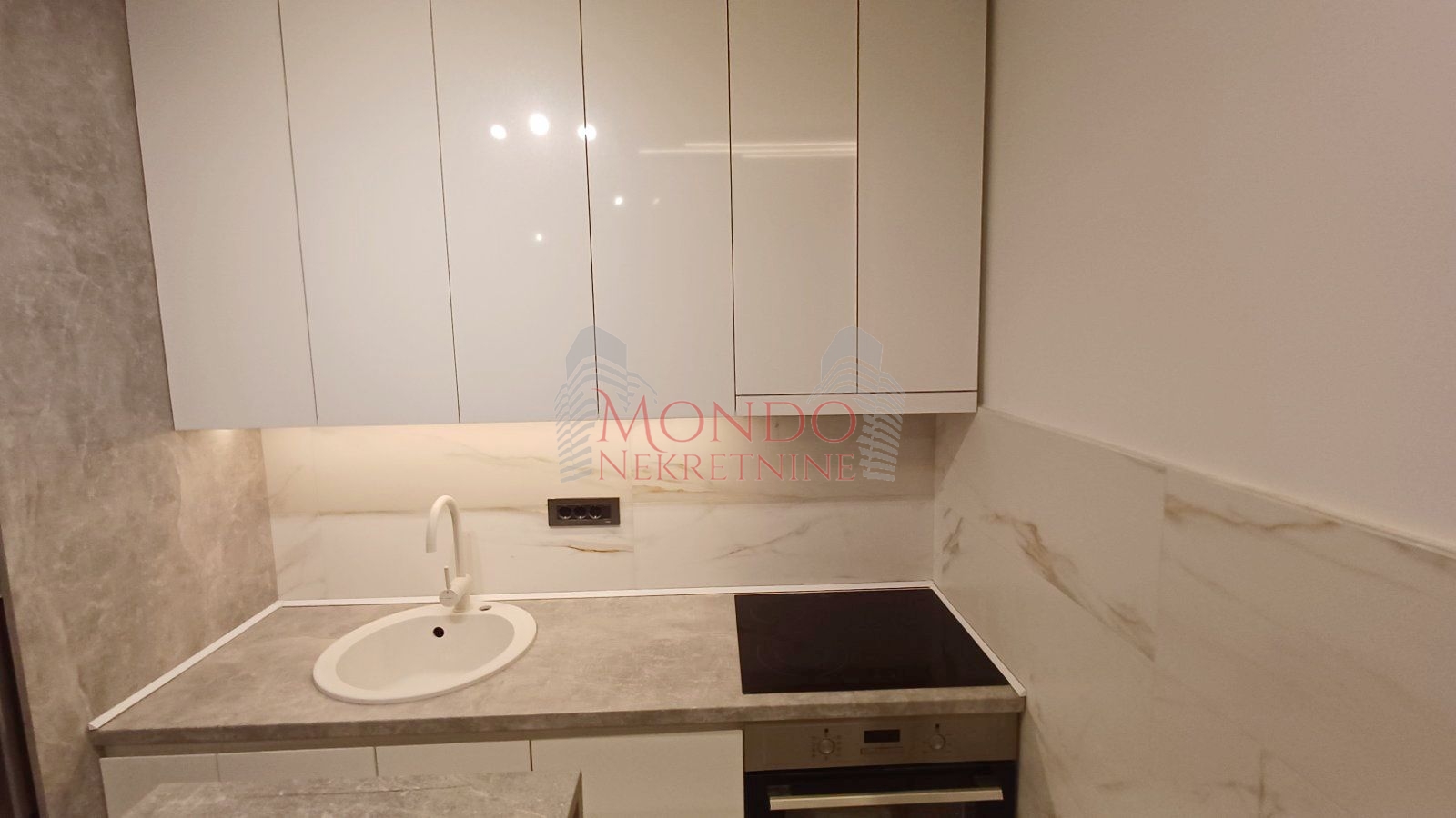 Jednoiposban stan u novoj zgradi preko puta parka Cair, garaza