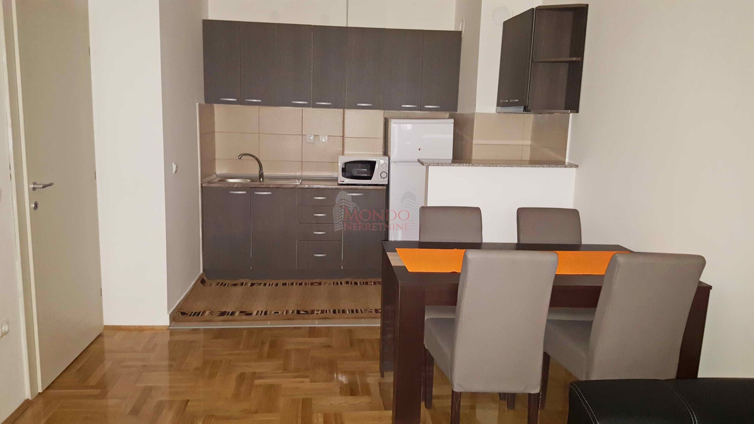 Izdaje se jednoiposoban stan u centru ul. Generala Milojka Lesjanina