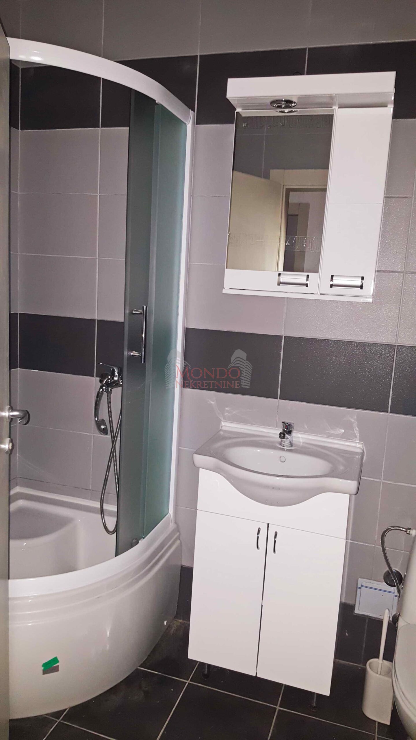 Izdaje se jednoiposoban stan u centru ul. Generala Milojka Lesjanina