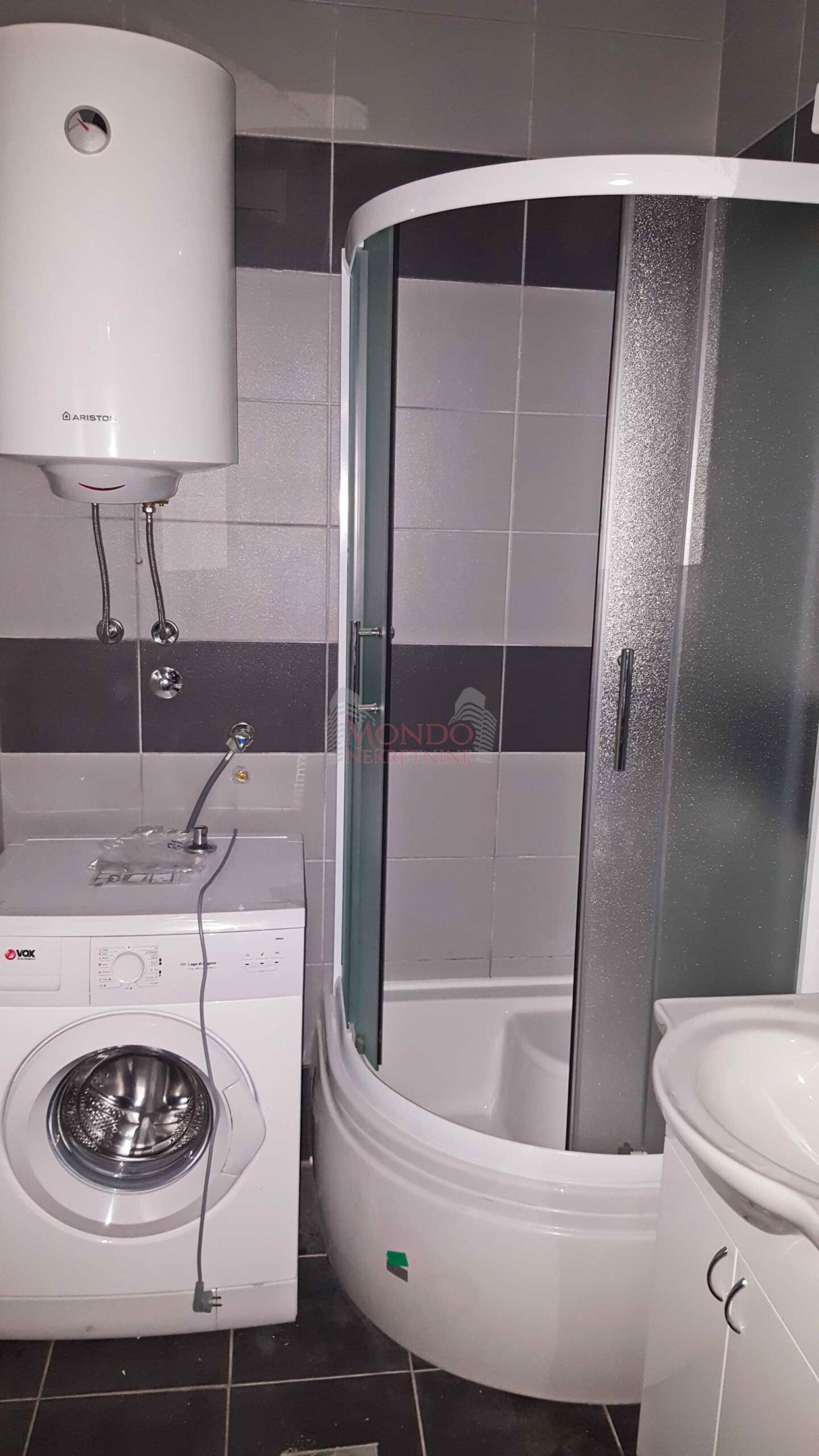 Izdaje se jednoiposoban stan u centru ul. Generala Milojka Lesjanina