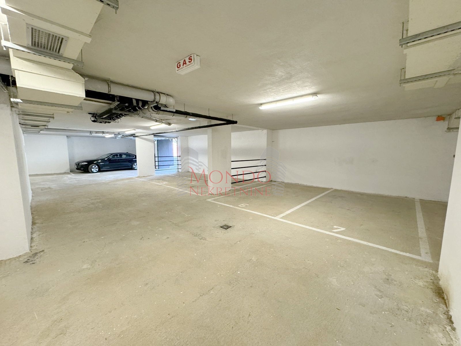 Vise parking mesta u podzemnog garazi, nova zgrada kod Difa i Fznr