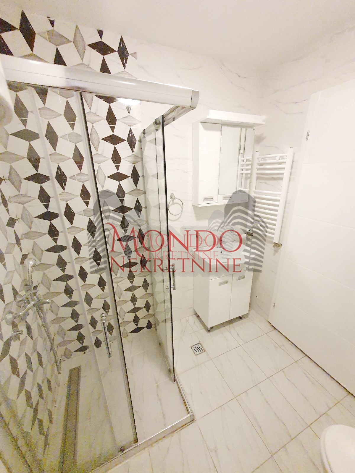 Dvioposoban nenamešten stan na Crvenom Pevcu