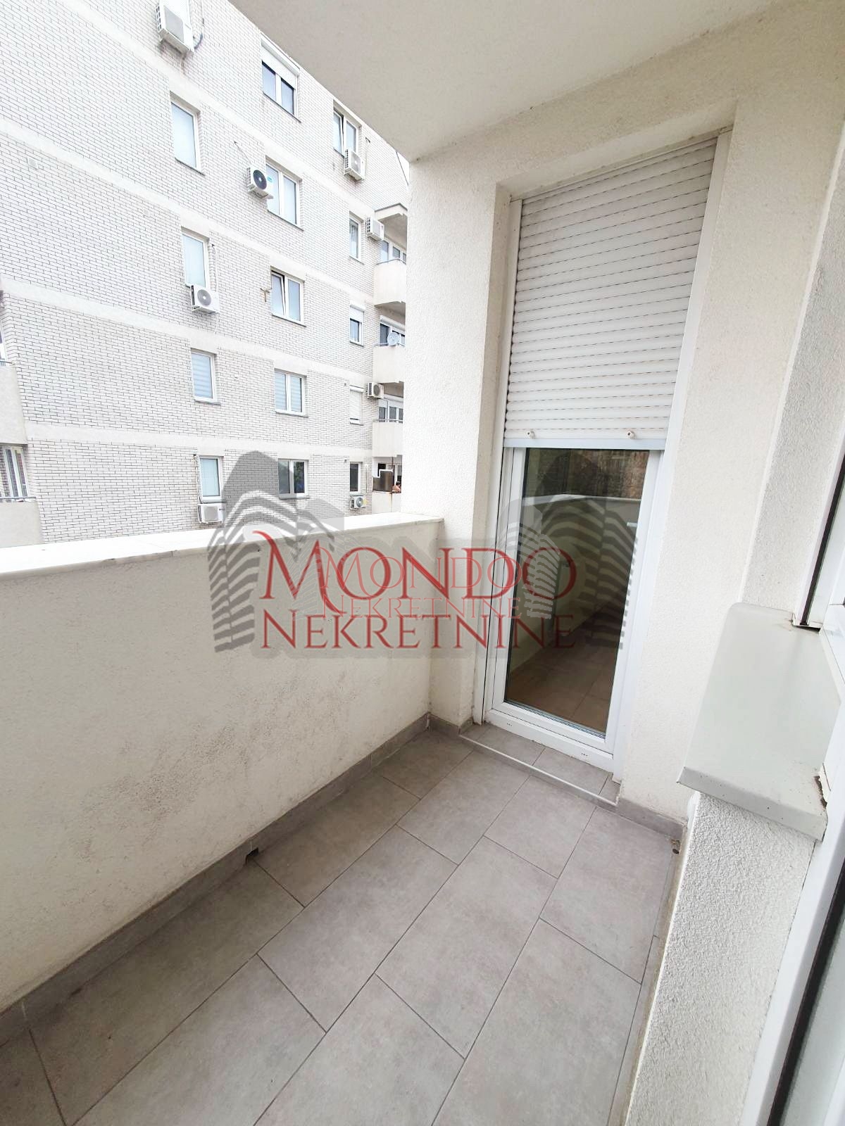 Dvioposoban nenamešten stan na Crvenom Pevcu