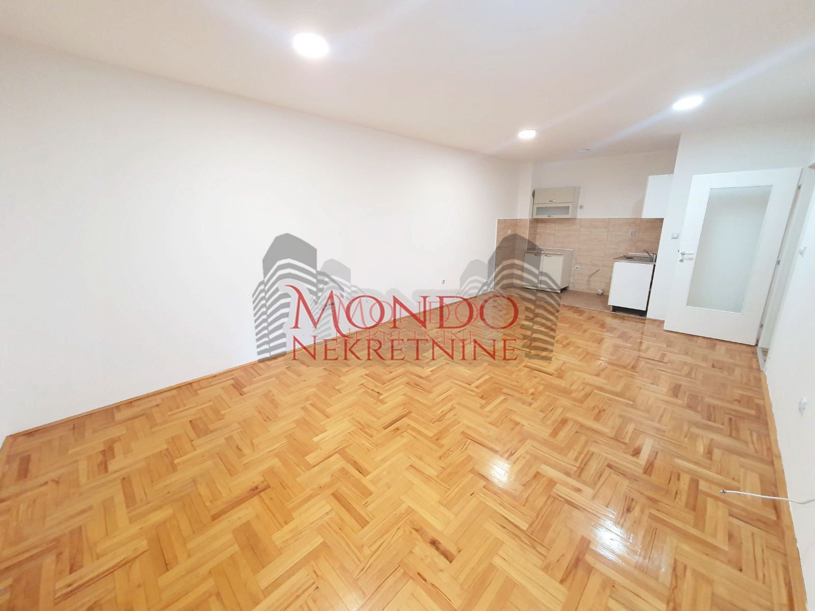 Dvioposoban nenamešten stan na Crvenom Pevcu