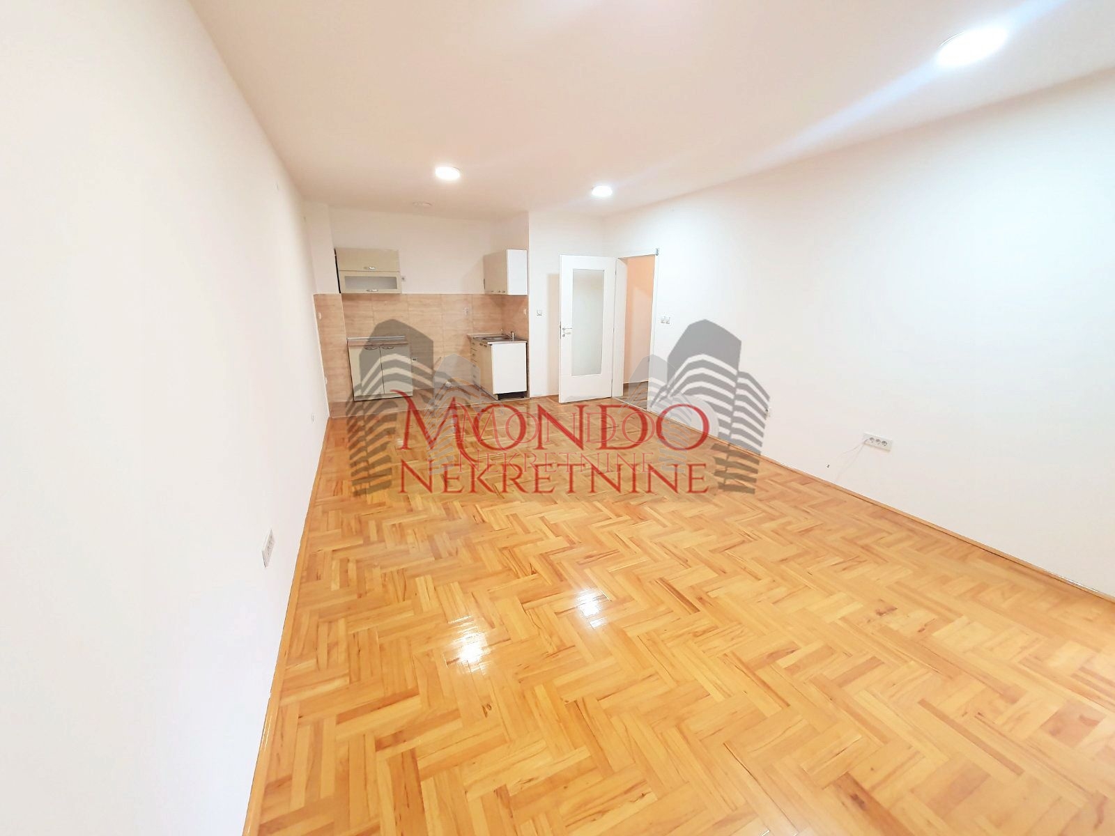 Dvioposoban nenamešten stan na Crvenom Pevcu