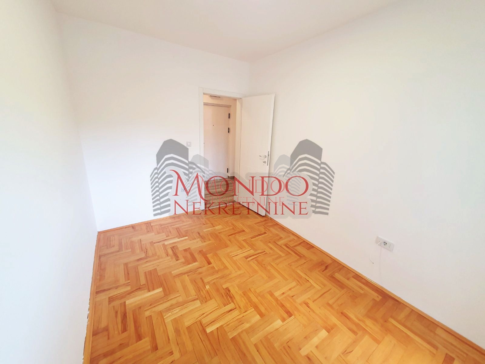 Dvioposoban nenamešten stan na Crvenom Pevcu