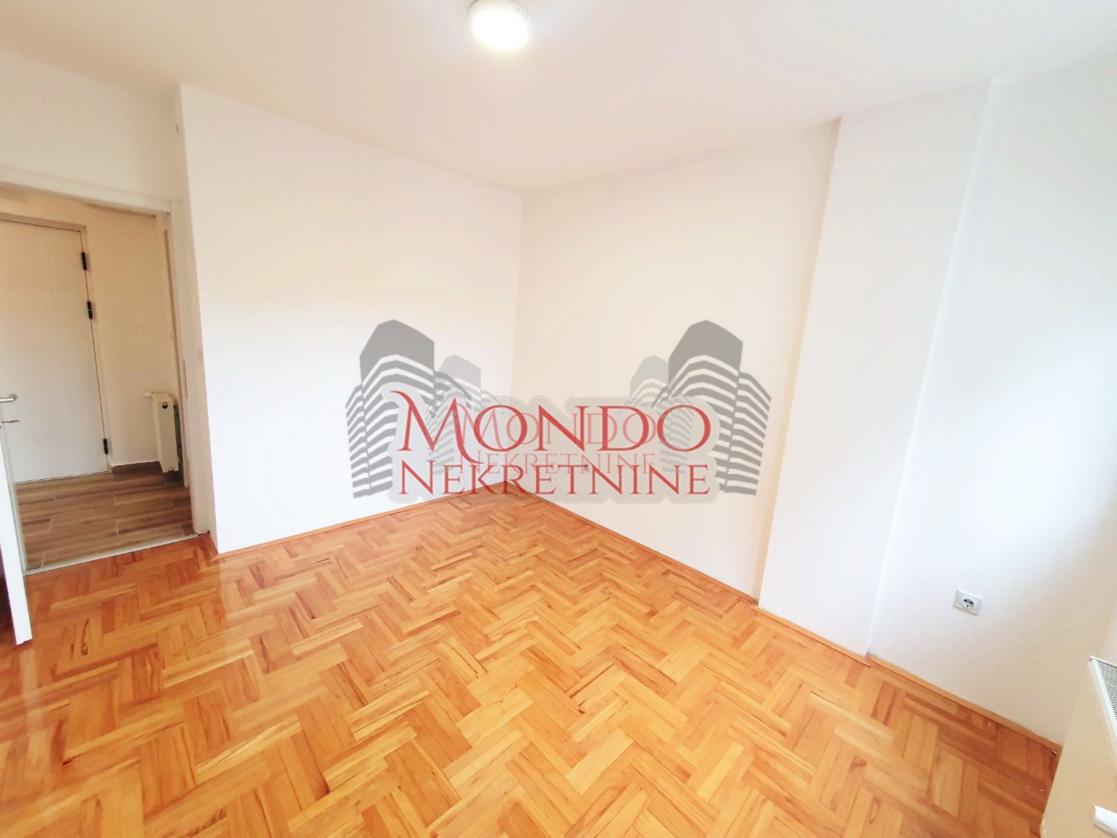 Dvoiposoban stan na Crvenom pevcu