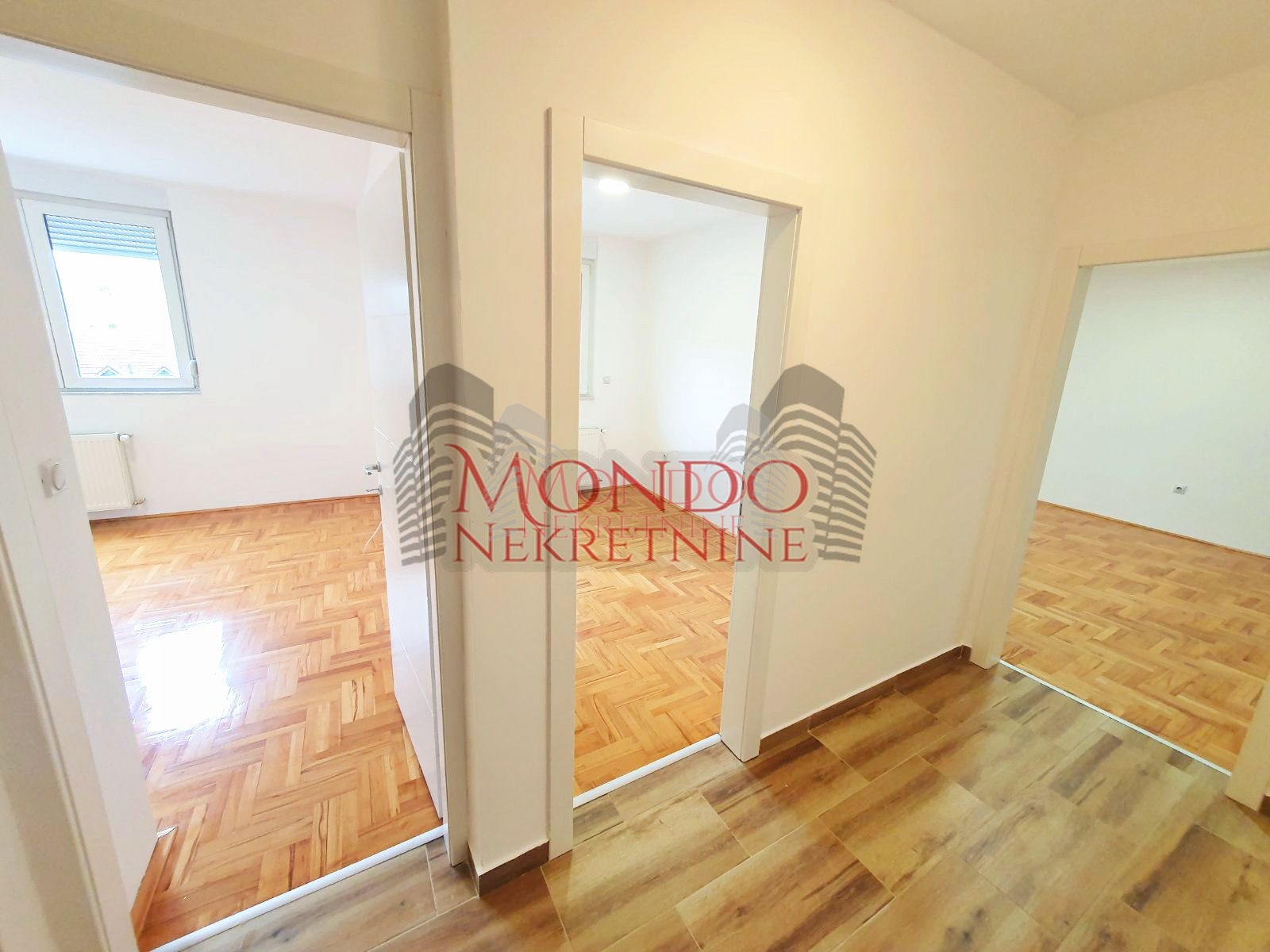 Dvoiposoban stan na Crvenom pevcu