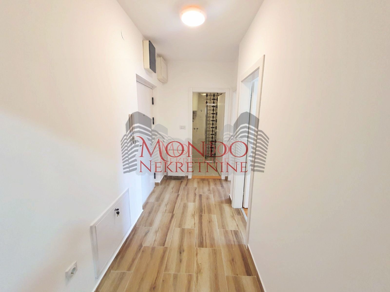 Dvoiposoban stan na Crvenom pevcu