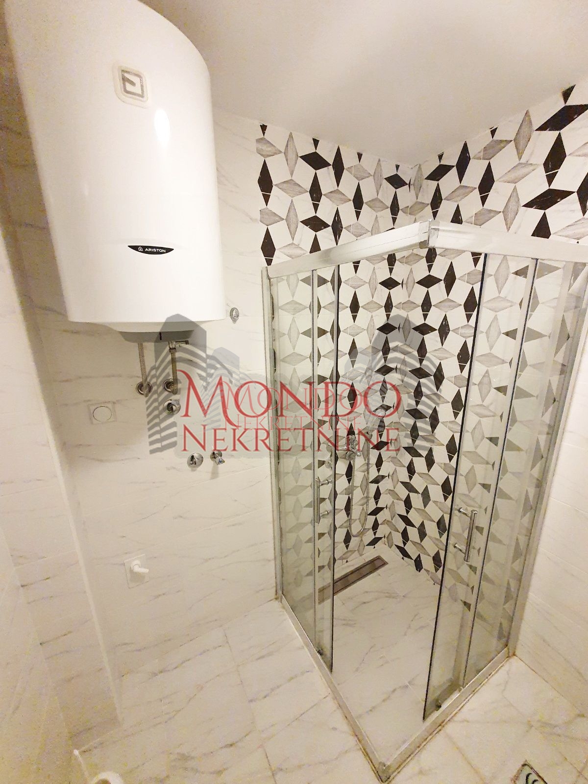 Dvoiposoban stan na Crvenom pevcu