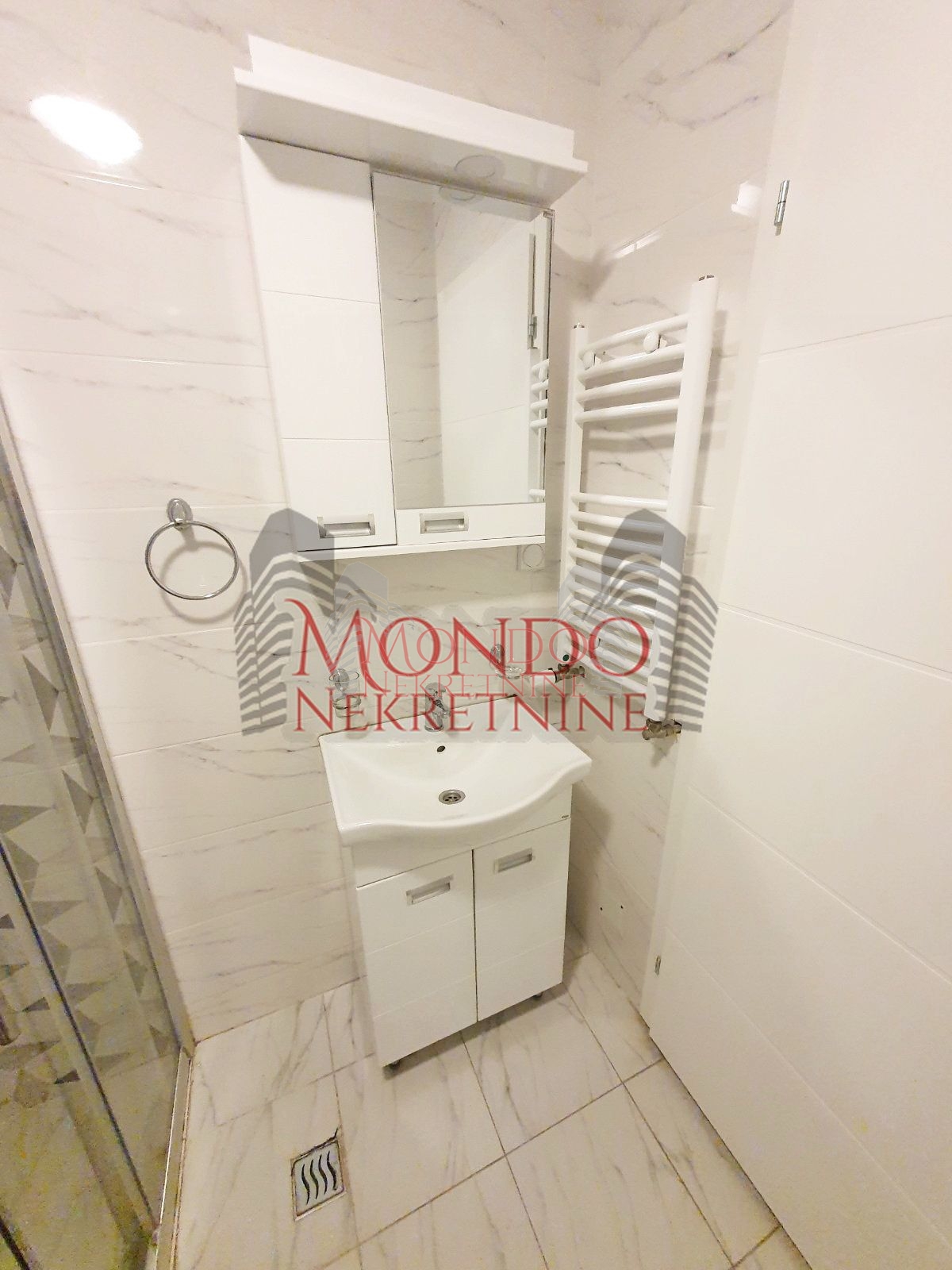 Dvoiposoban stan na Crvenom pevcu