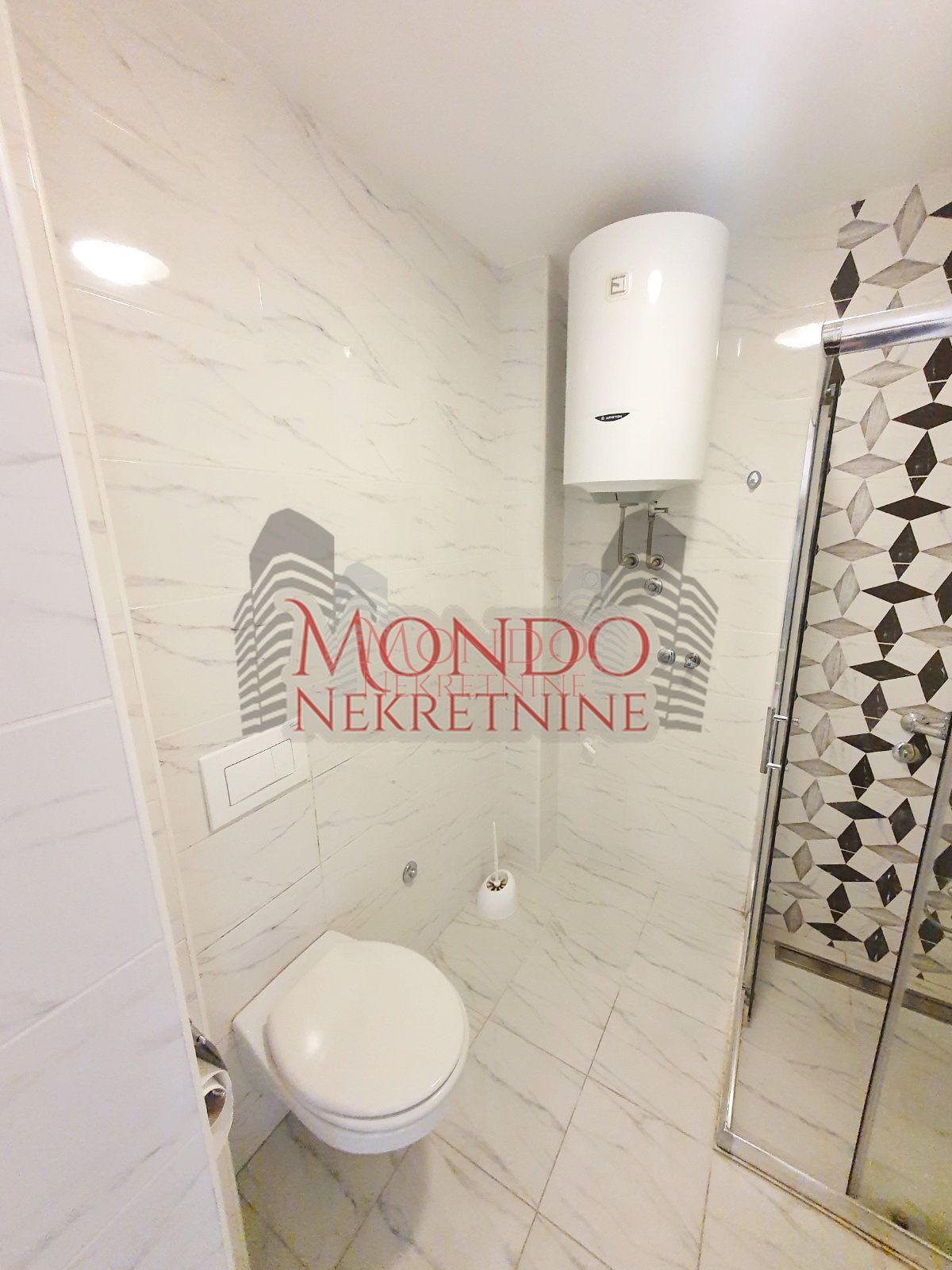 Dvoiposoban stan na Crvenom pevcu