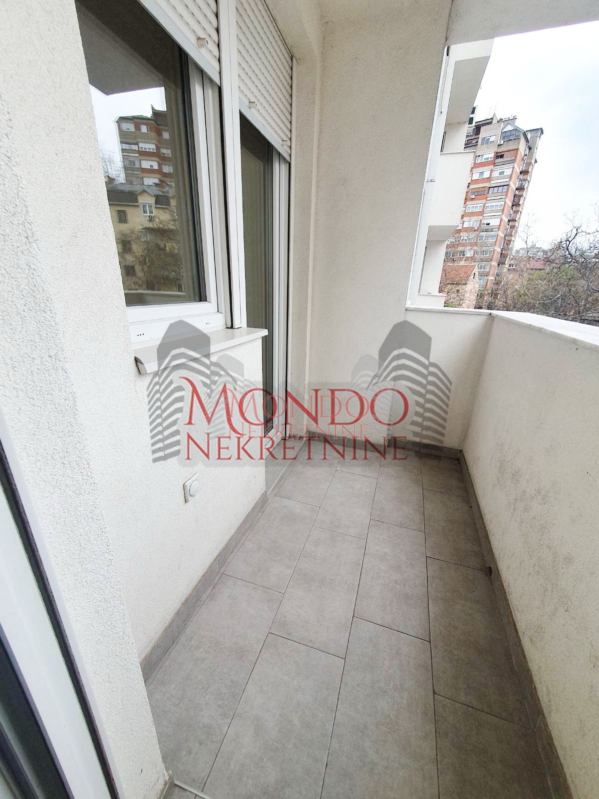 Dvoiposoban stan na Crvenom pevcu