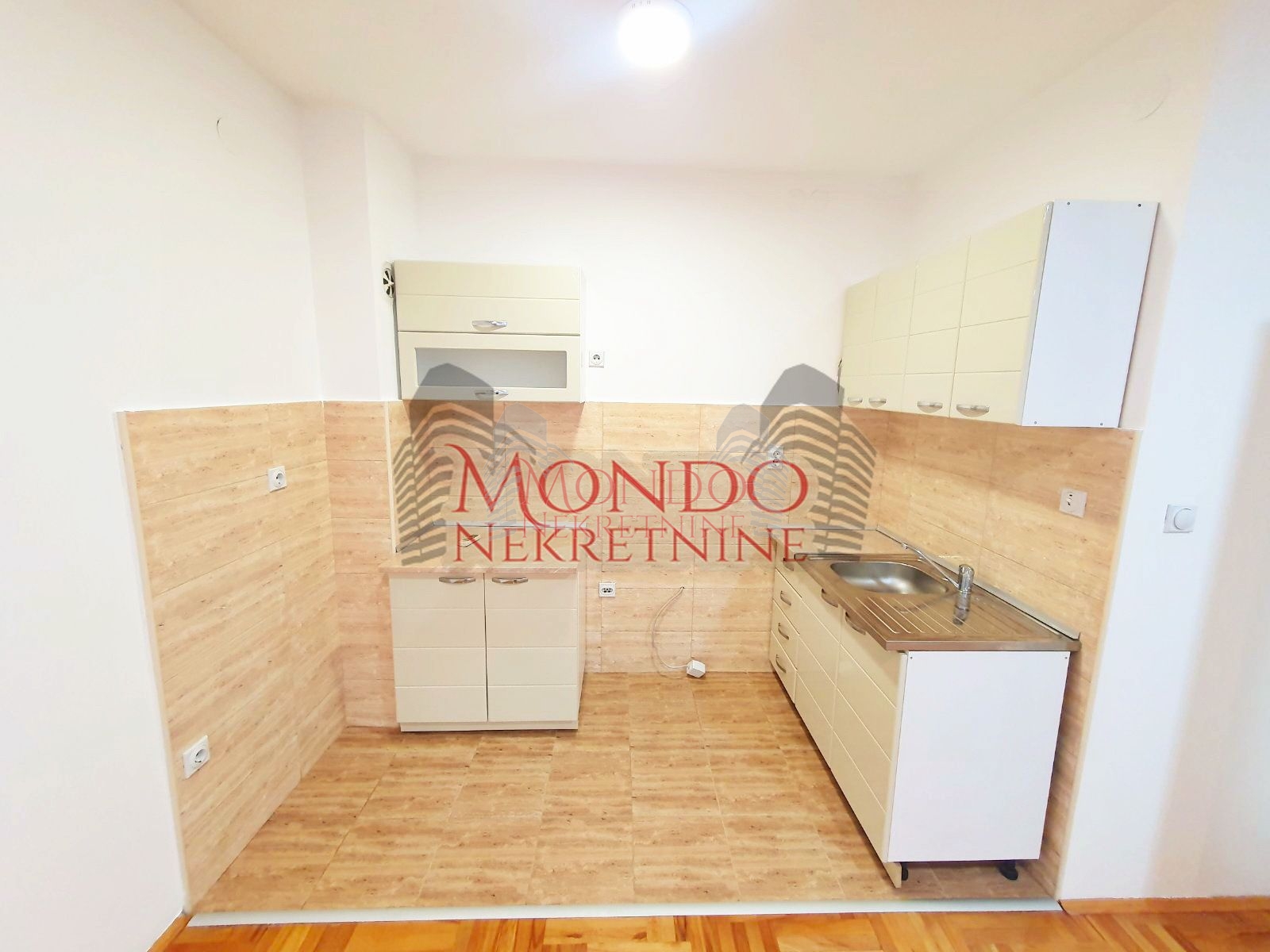 Dvoiposoban stan na Crvenom pevcu