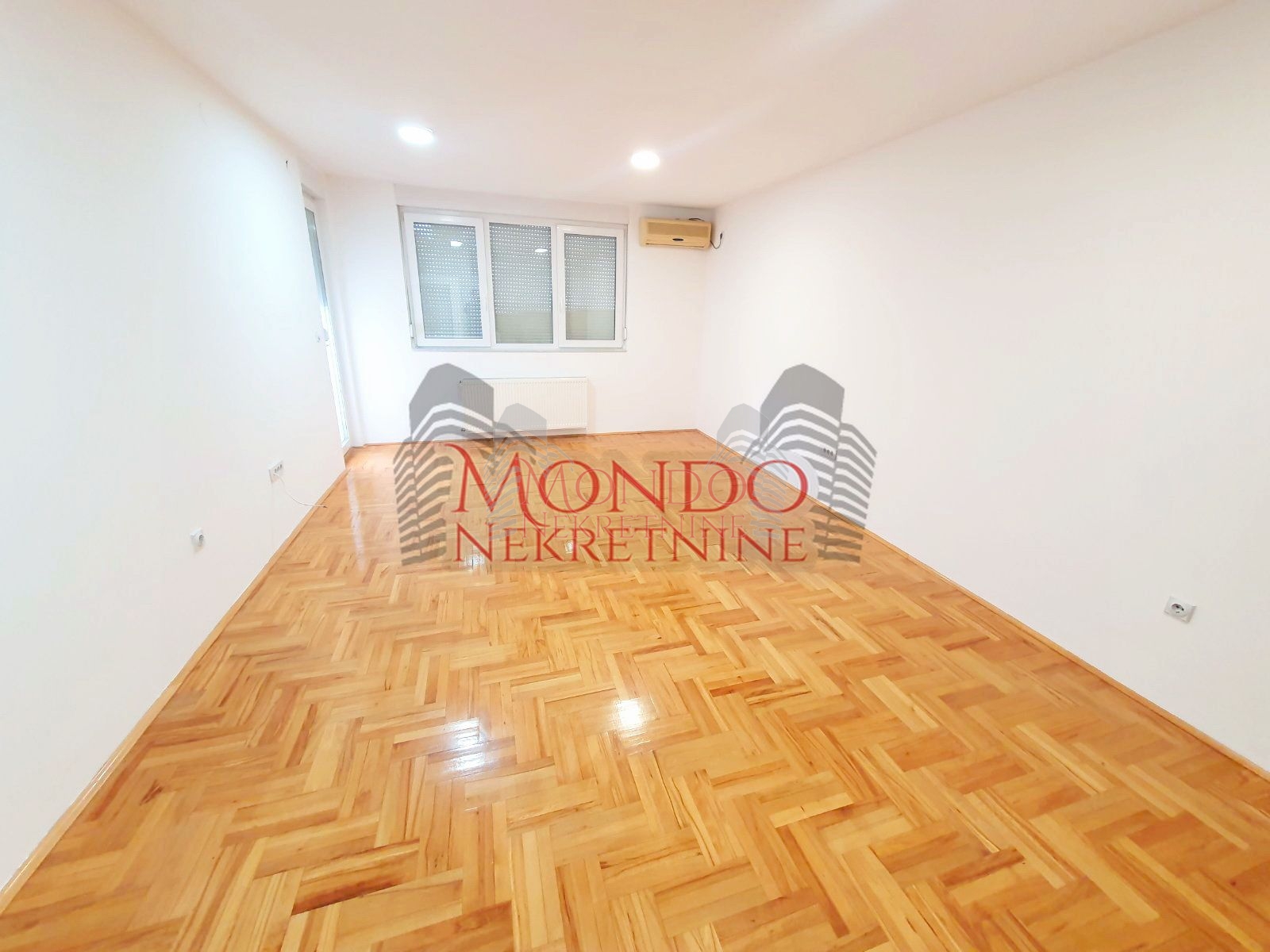 Dvoiposoban stan na Crvenom pevcu