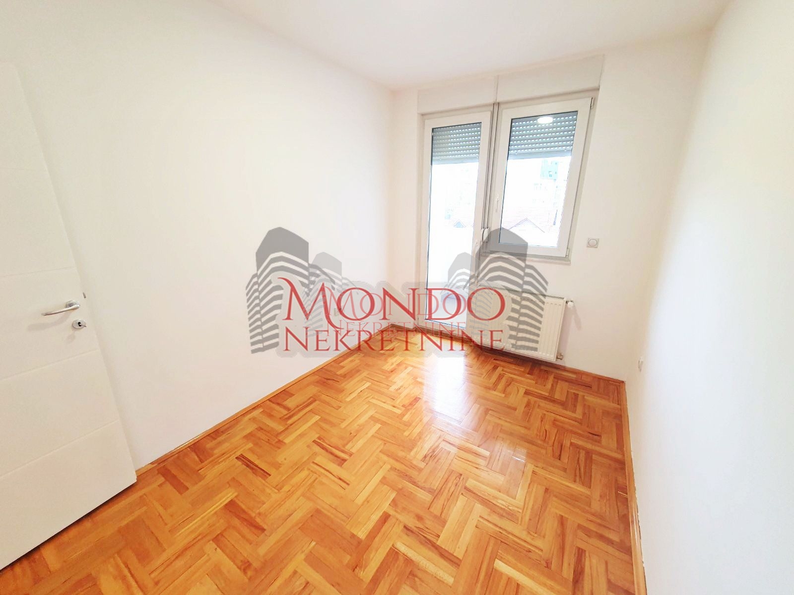 Dvoiposoban stan na Crvenom pevcu