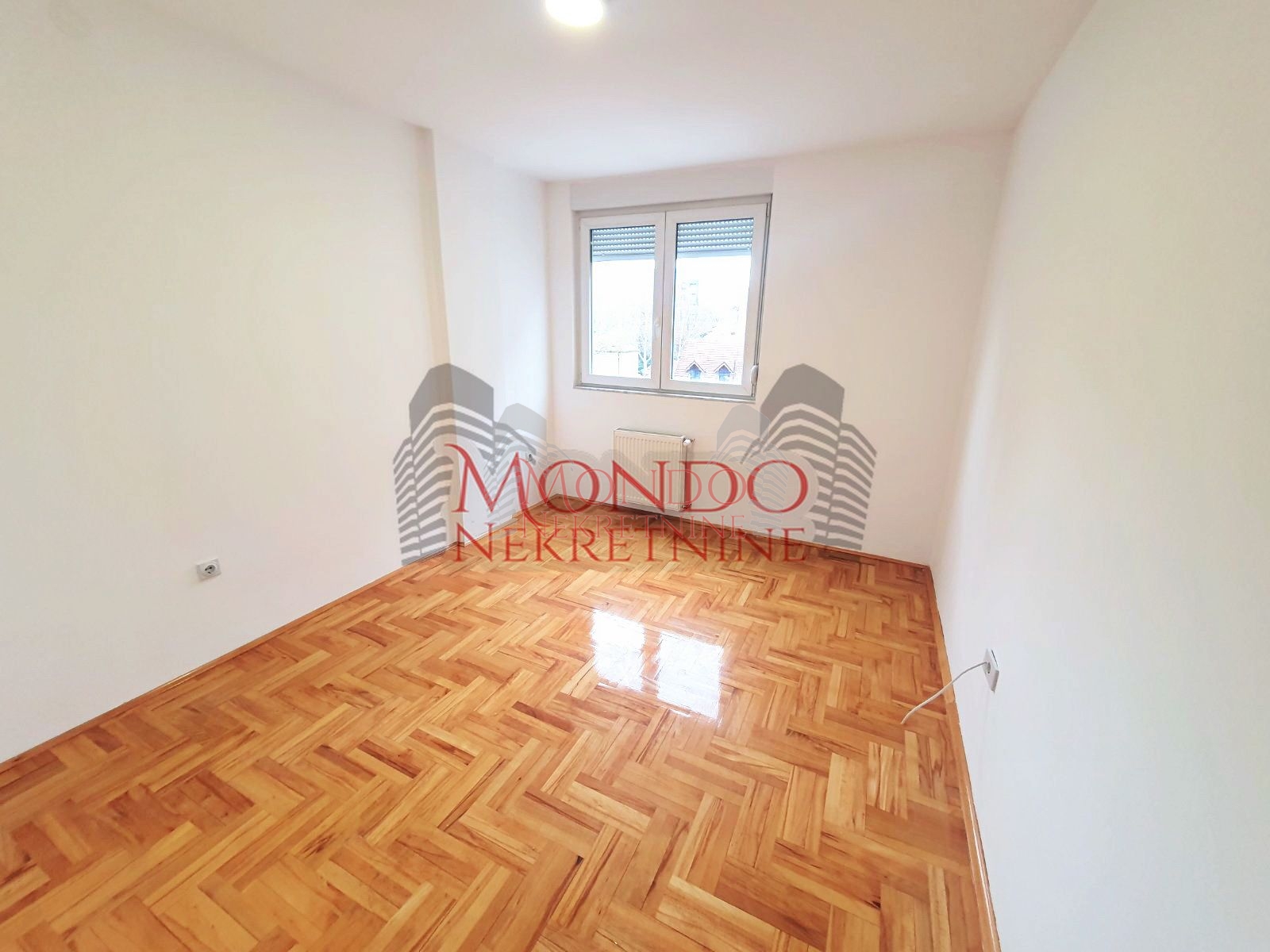 Dvoiposoban stan na Crvenom pevcu