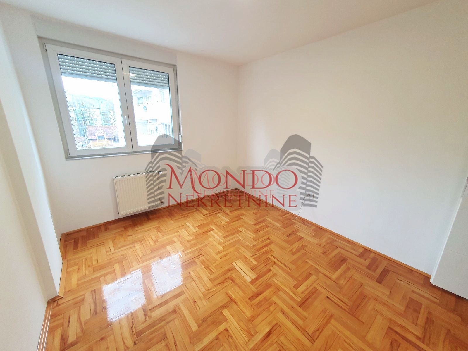 Dvoiposoban stan na Crvenom pevcu