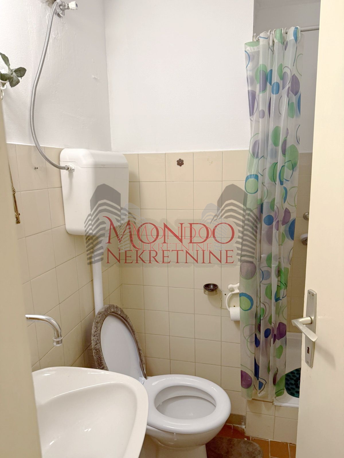 Izdaje se garsonjera na Bulevaru Nemanjica kod zone III