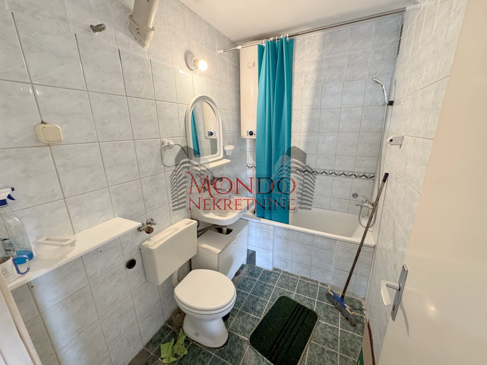 Dvosoban stan u Durlanu preko puta pijace