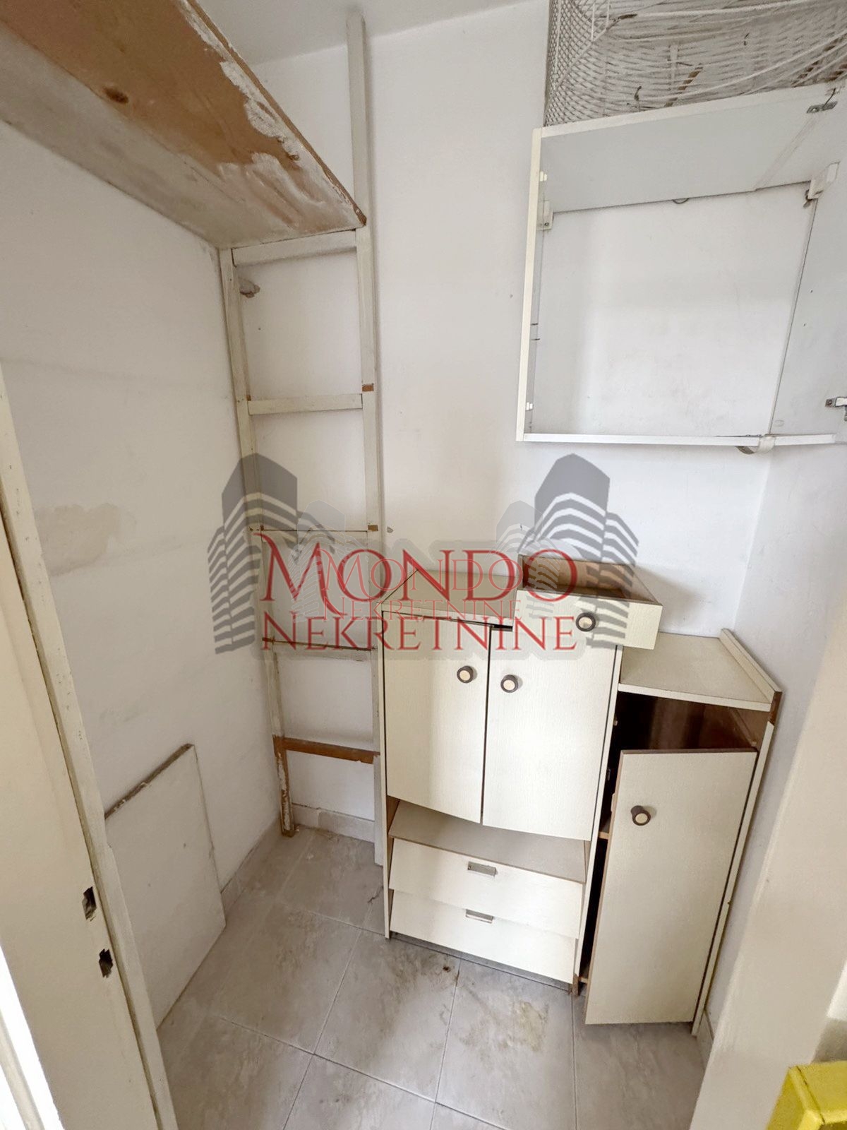 Dvosoban stan u Durlanu preko puta pijace