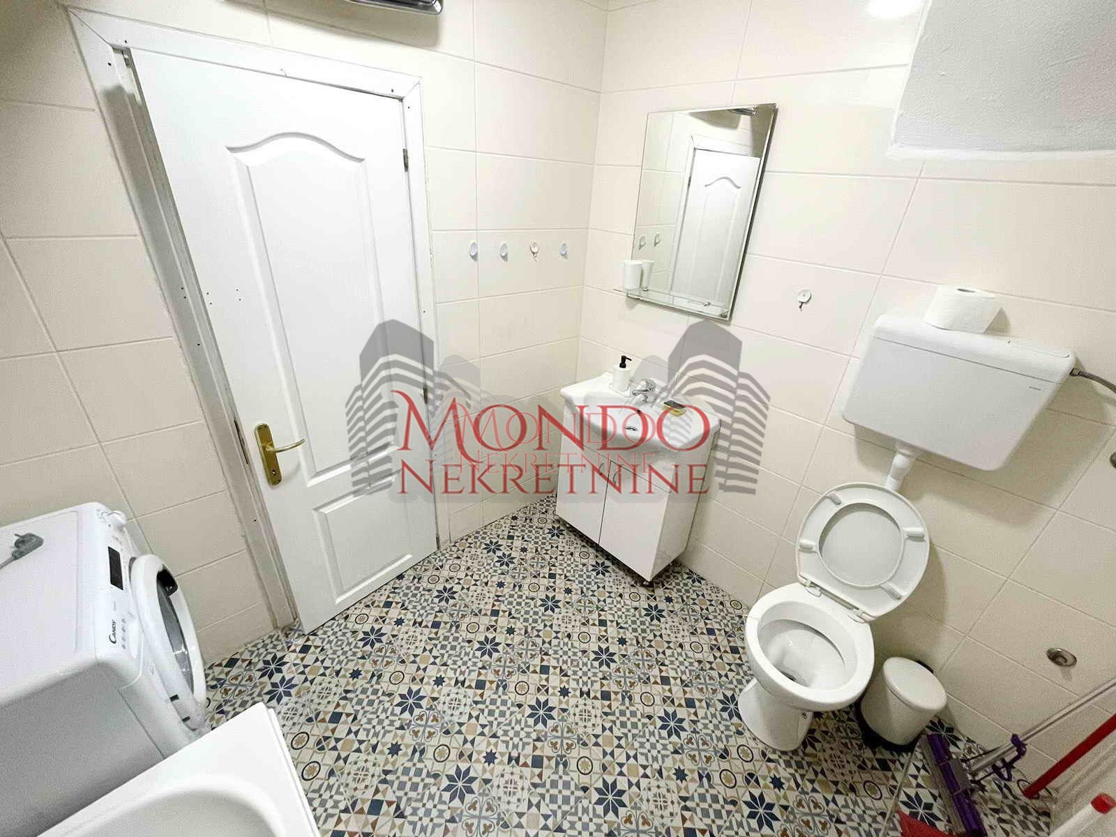 Trosoban stan u centru u blizini Doma vosjke, Niš