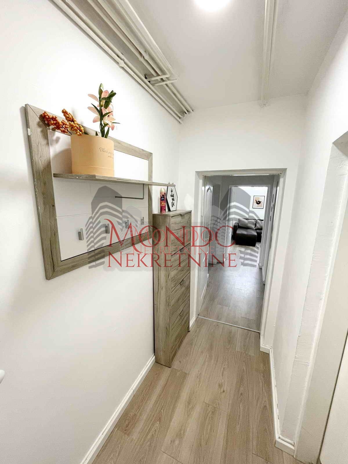 Trosoban stan u centru u blizini Doma vosjke, Niš