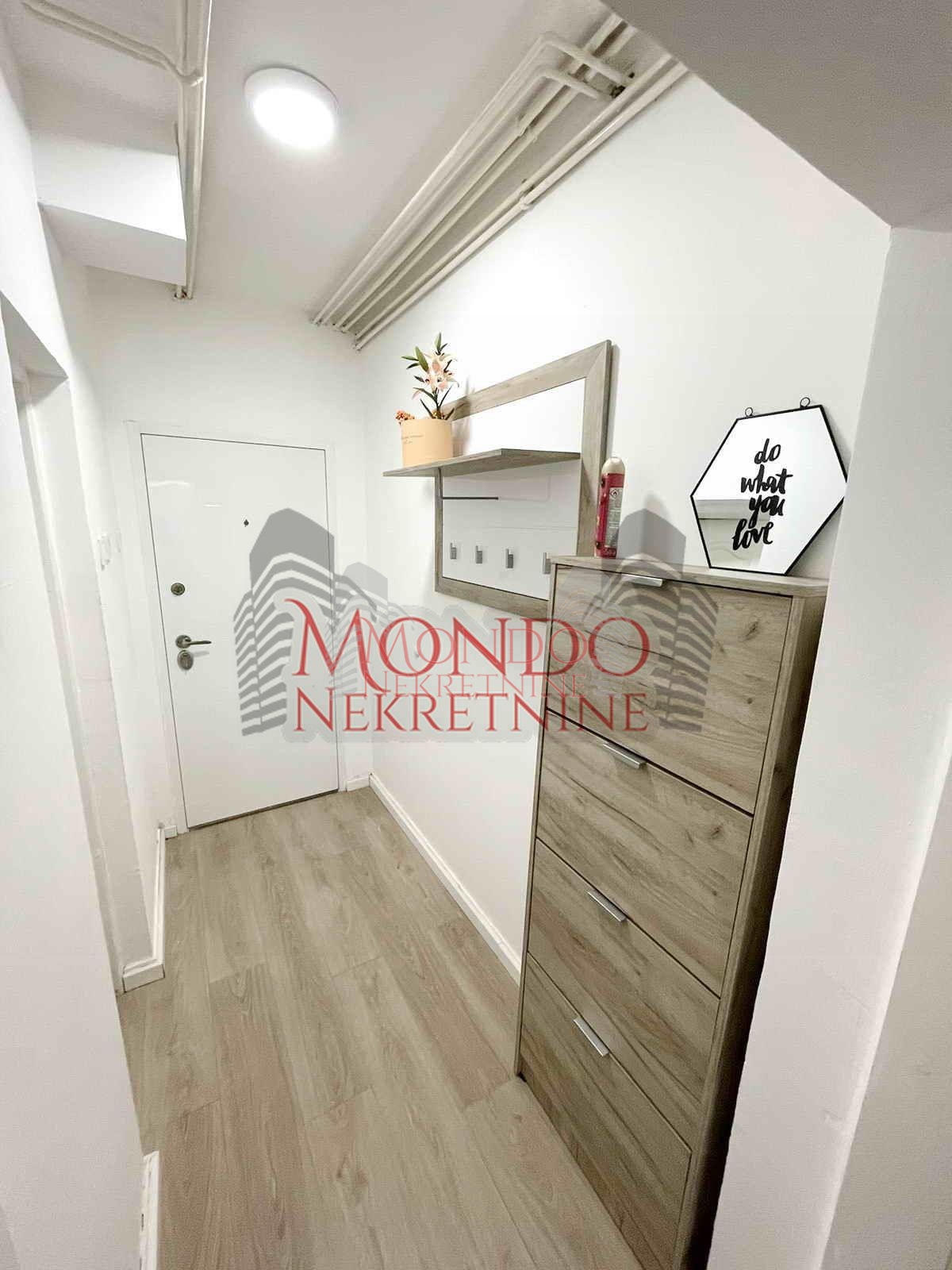 Trosoban stan u centru u blizini Doma vosjke, Niš