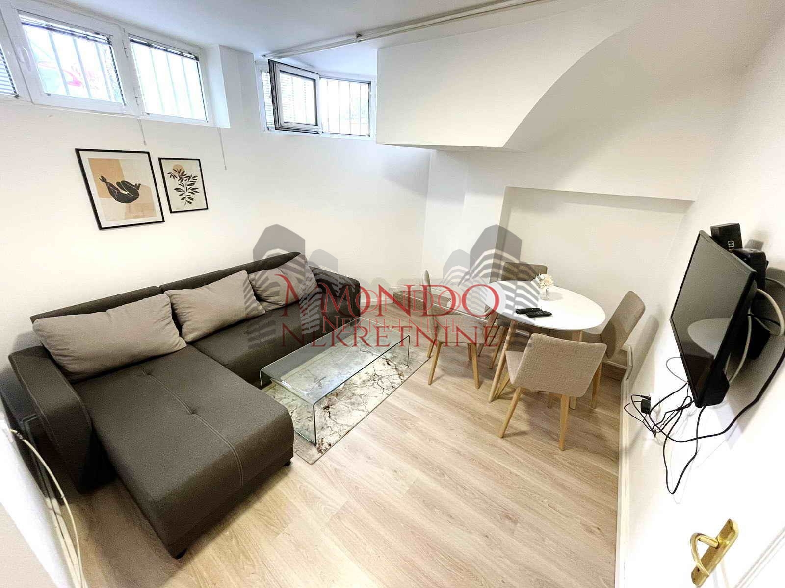 Trosoban stan u centru u blizini Doma vosjke, Niš