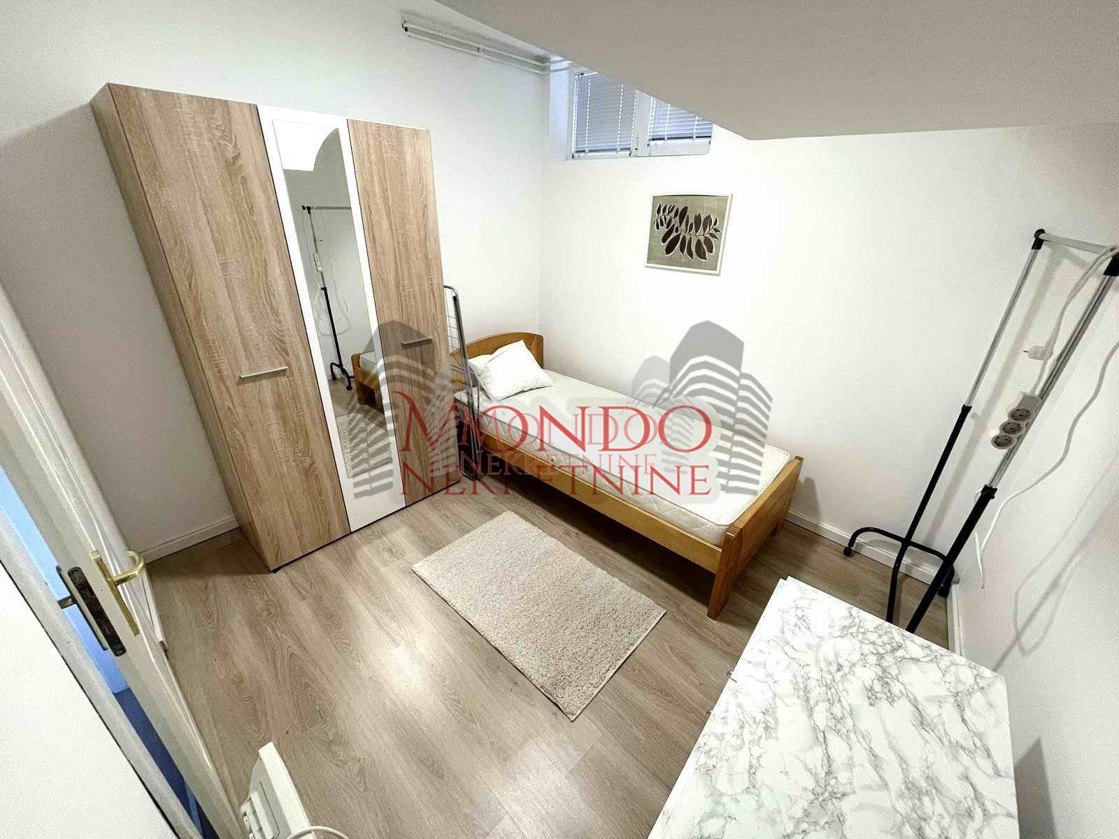 Trosoban stan u centru u blizini Doma vosjke, Niš