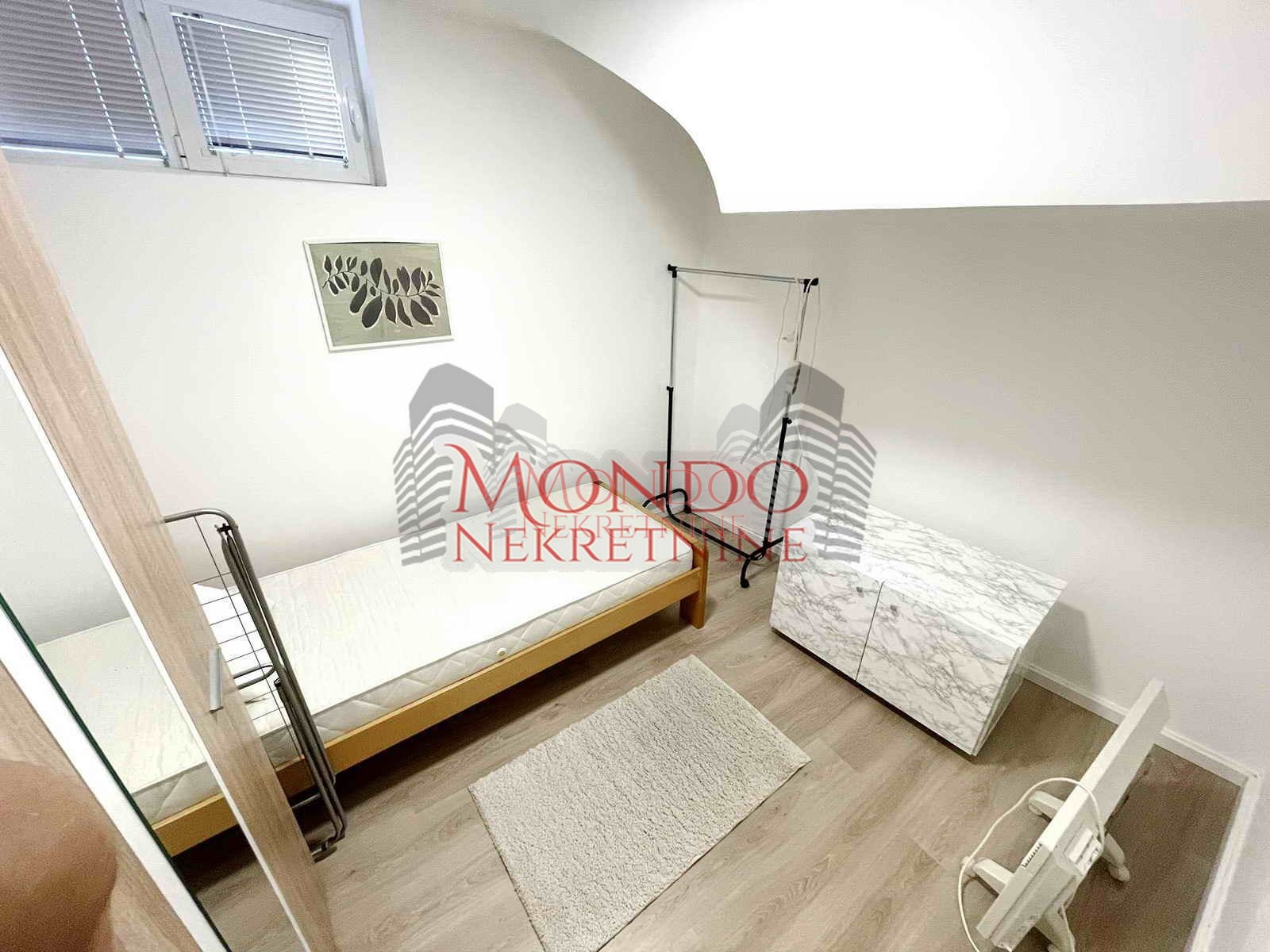 Trosoban stan u centru u blizini Doma vosjke, Niš