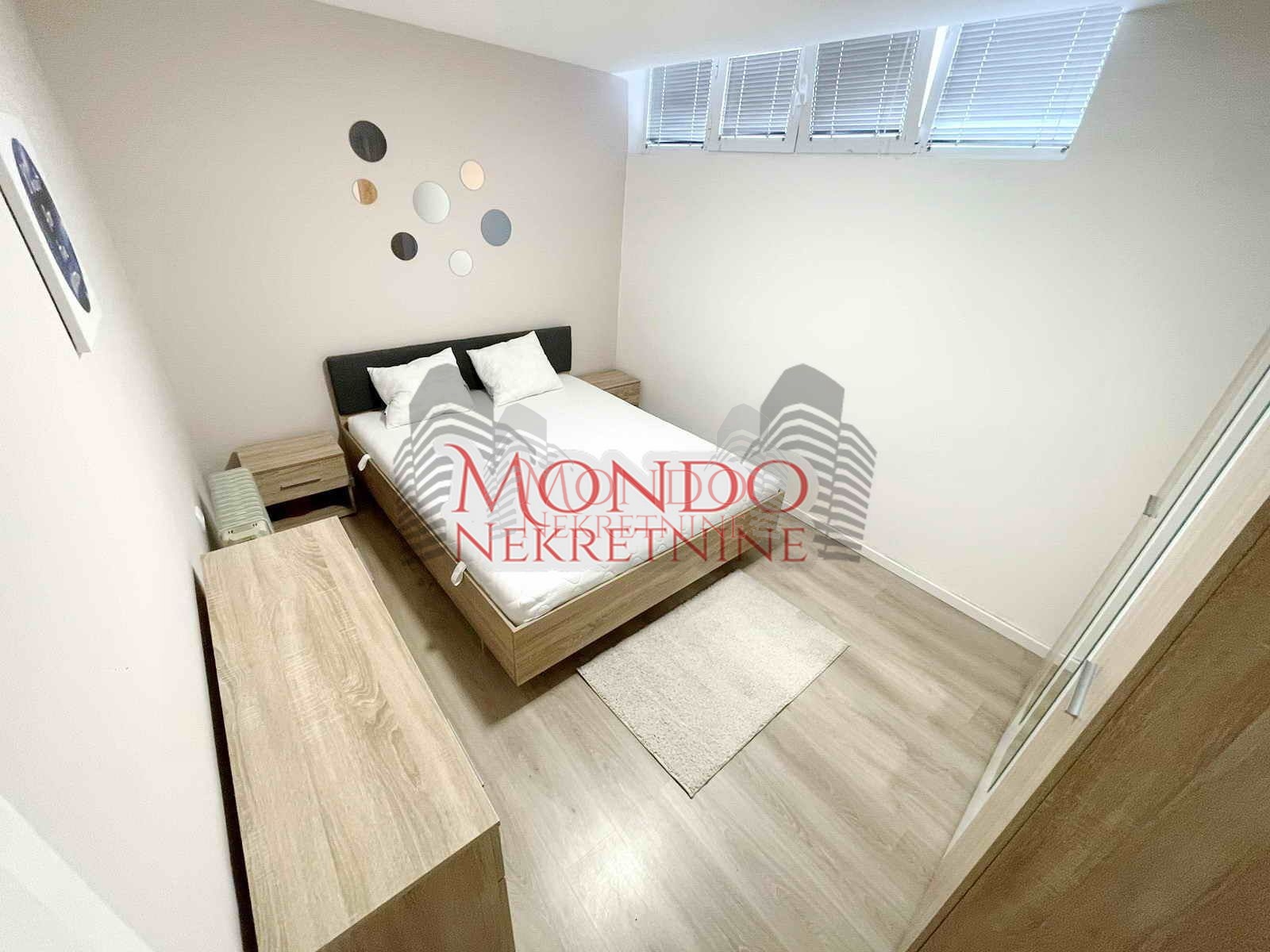 Trosoban stan u centru u blizini Doma vosjke, Niš