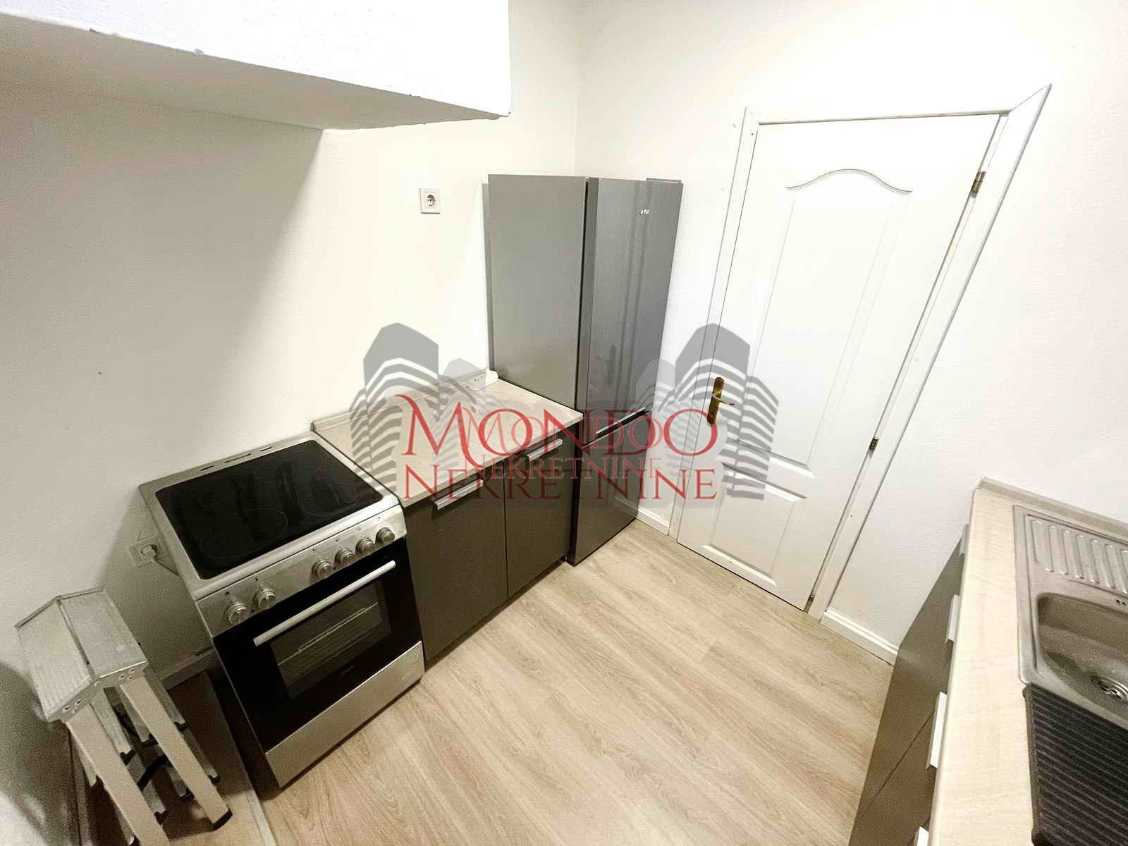 Trosoban stan u centru u blizini Doma vosjke, Niš