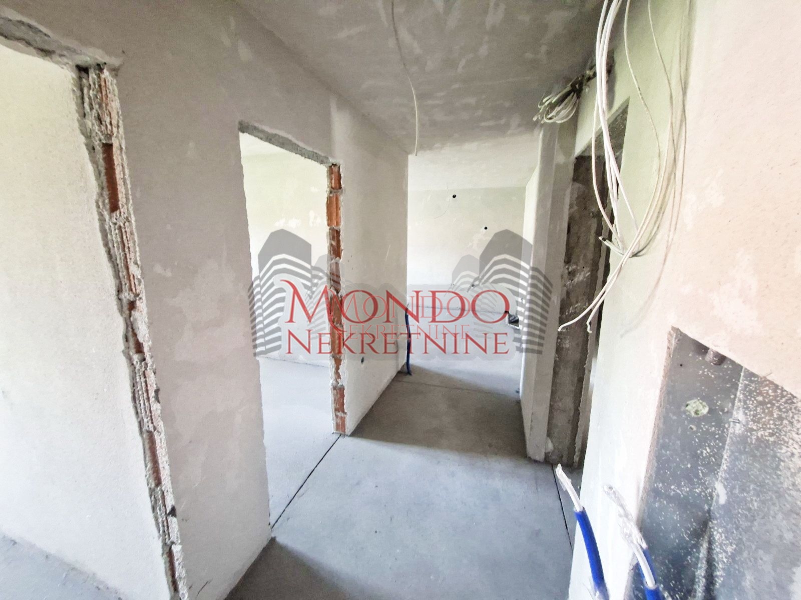 Dvoiposoban stan u izgradnji na Panteleju “Kapije Panteleja”