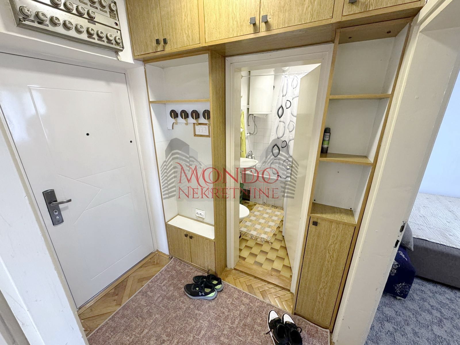 Izdaje se dvosoban stan kod Durlanske pijace sa grejanjem na struju