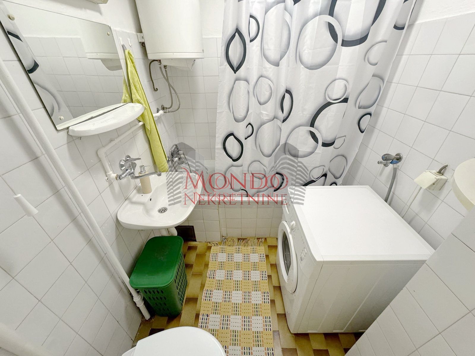 Izdaje se dvosoban stan kod Durlanske pijace sa grejanjem na struju